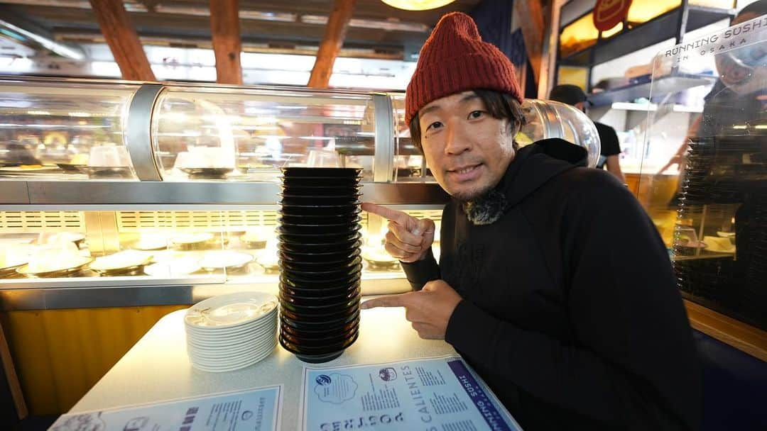 山本大希のインスタグラム：「2021年11月  スペインの首都マドリードにあるお寿司屋さん？ RUNNING SUSHI in OSAKA  2,000円弱で食べ放題。店内は完全に大阪だったけど、お寿司屋という括りでは難しいかな？外国人がイメージするお寿司屋さんなら全然OKですが笑  #スペイン #マドリード #寿司 #食べ放題 #spain #españa #🇪🇸 #sushi #runningsushi #osaka #大阪  #海外 #海外旅行 #海外旅行好きな人と繋がりたい #海外旅行記 #海外旅行大好き #海外旅行好き #旅行 #旅 #旅行好きな人と繋がりたい #旅スタグラム #ınstagood #チャンネル登録お願いします #インスタ映え #インスタ映えスポット #インスタ映えするやつ #instagram #instapic」