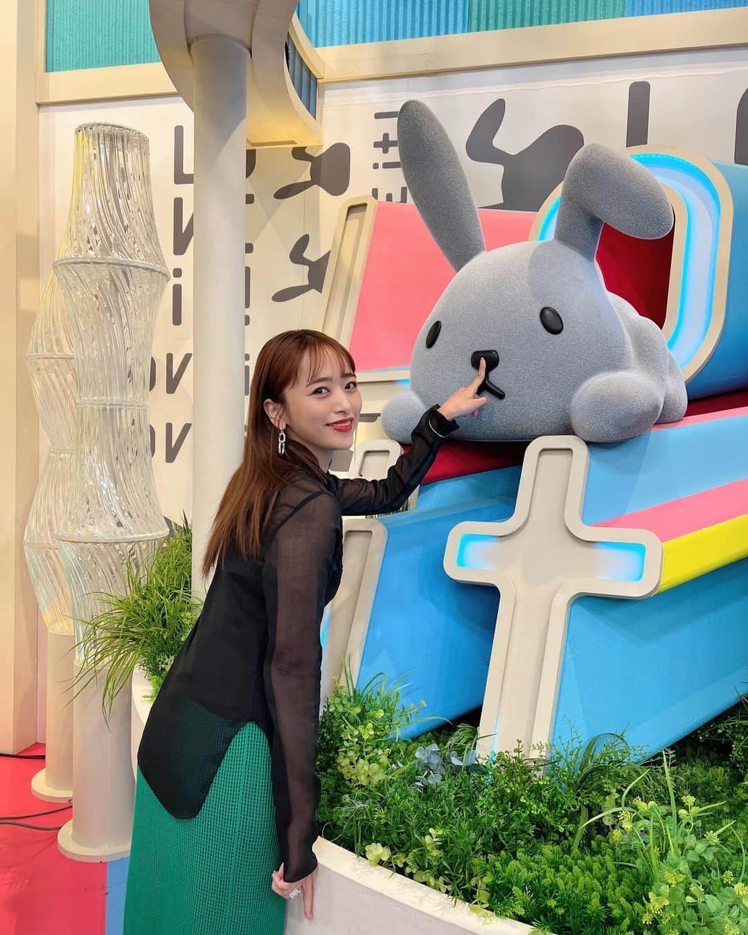 近藤千尋のインスタグラム：「金曜日〜😍ラヴィット🤍🐰 今日は朝から催眠術を かけてもらったり 川島先生に大喜利してもらったり 幸せな朝でしたよ🥰💕 TVerのサムネがわたしの、間抜けな顔に なっておりますので是非📺笑  今日、テレビ朝日人生初めてGP 太田夫婦でまーす📺❤️❤️ ひーぼぉくんが私にメイクしてくれたよ👁笑  #初サムネ #やったぁ  トップス @lifes_store  ボトムス @gallardagalante  アクセサリー @unoaerre_japan  シューズ @randa_pic」