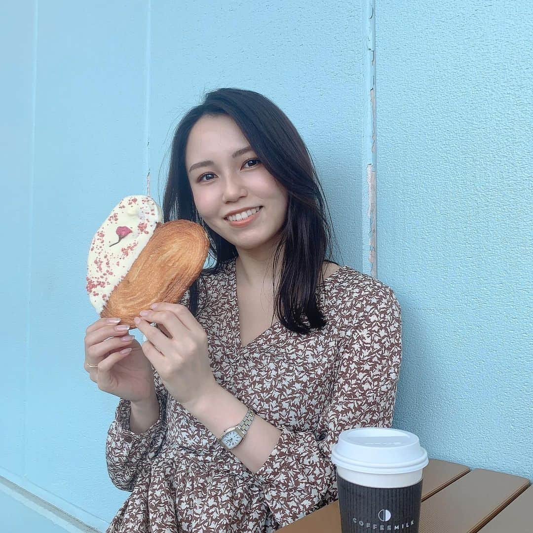 有賀彩夏さんのインスタグラム写真 - (有賀彩夏Instagram)「大きいハートのパイ食べてたら いっぱい鳩寄ってきた笑  久しぶりにまいちゃんと会って嬉しかった日✨  髪は久しぶりに暗髪にしました🌸  #pauldepuis1889」4月15日 22時03分 - ari_ayaka