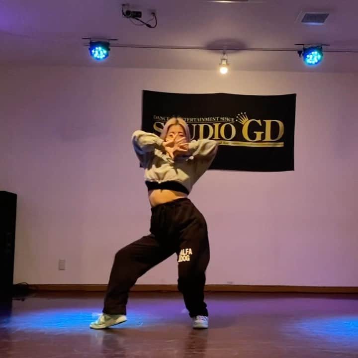 HANAのインスタグラム：「🎧 GET LOUD / TWICE 🏠　@studiogdkobe  choreo / me  6/26の @studiogdkobe イベント 出演者募集中です☺️🫶  詳細気になる方はDMしてください♡  👗 : @kaupili.official @zealfa_xoog」