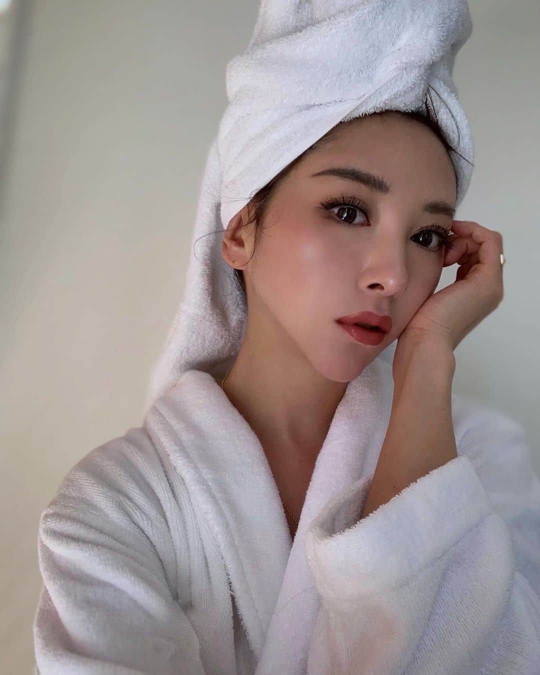 のインスタグラム：「私はこれ無いと絶対無理🥺💦　な 愛用スキンケア CHRISTINA @christinajapan 🤍  毎日朝夜☀️🌙愛用している美容液は..  クリスティーナの一番人気✨ 40年の歴史の中で常にベストセラー🚩の ［Theraskin / テラスキン］  ヒアルロン酸を持続的に肌内で放出して、１時間以内に若い肌質を実現させてくれるという優れもの✨✨  使い心地はトロンとした美容液で 肌に伸ばすとぐーっと入っていって 吸い付く感じのお肌になるの✨ 本当にしっとりプルン艶んってすぐになるから手放せない🥺  スキンケア次第で肌が全然変わるし、 年齢的にも効果大のしか使いたくないからかなりオススメ🤍  田中みな実さんもCHRISTINAを愛用してるみたいだよ🤍  ────────────────────────── @christinajapan #christina #christinaprofessional #拭き取り化粧水 #トナー#スキンケア#スキンケア大事 #skincare #アラフォー美容 #美肌#肌改善 #アンチエイジング#クリスティーナ #テラスキン#theraskin#美容液 #美容好きな人と繋がりたい」