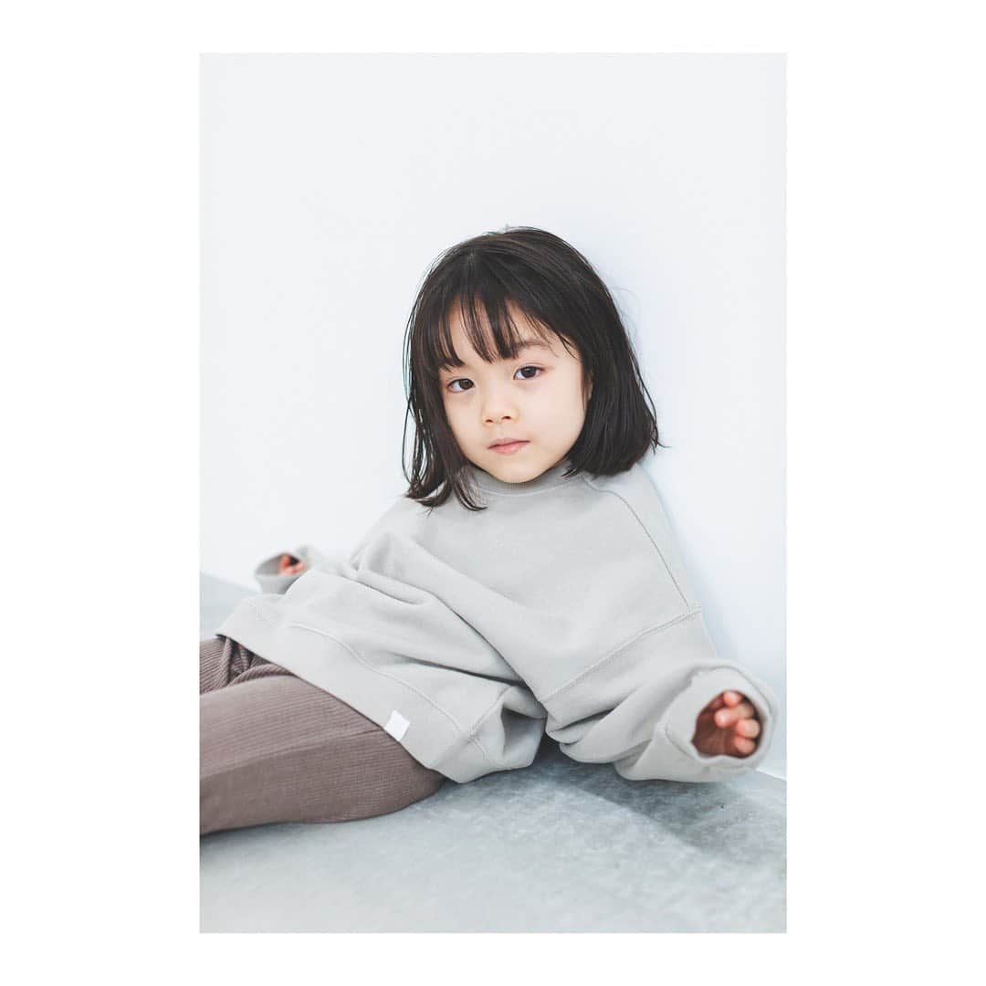 野尻美穂のインスタグラム：「ooju   このブランドを作る時、名前をどうしようか悩み、帰り道の車内でパッと出た言葉がoojuでした。 由来としては元があるのでそちらは是非サイトのコンセプトから見ていただけたらと思うのですが、はじめての言葉って本当自分ではしっくりこなくて、でも周りの人たちが私以上に「ooju」という言葉を発してくれる事でどんどん実感が湧いて今では愛でしかない（重い）ブランド名となりました。  先程オンラインストアがオープンして、今まで沢山悩みに悩んでやっと形にする事が出来て、本当に嬉しいです🥺 そして携わってくださった方たちに感謝の気持ちでいっぱいです。  載せたい写真がありすぎて、選んでても頭おかしくなりそうでw とにかくサイトを見ていただけたら嬉しいです。  これからスタート。 どうぞoojuを宜しくお願いいたします。  @ooju.official   photographer @photsuji  hairmake @kaori_yonezawa  propstylist @chan_shi26  thankyoustuff @mina_swd @keiiii0930  logo design @siun_studio  そして11人のモデルちゃんとパパママ 皆のお陰で形になりました。 ありがとうございます🙏✨」