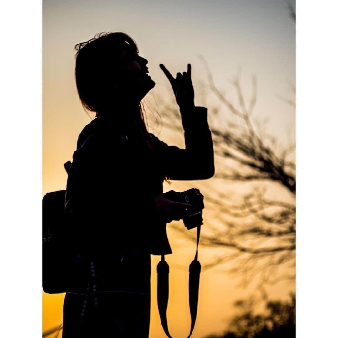 並木塔子さんのインスタグラム写真 - (並木塔子Instagram)「小原さんに、おねだりしたんだ。 「夕日を食べたい」って  photo by  @noriko_kohara  model 並木塔子  #photo #sunset #夕暮れ #photography」4月15日 22時46分 - namikichandayo