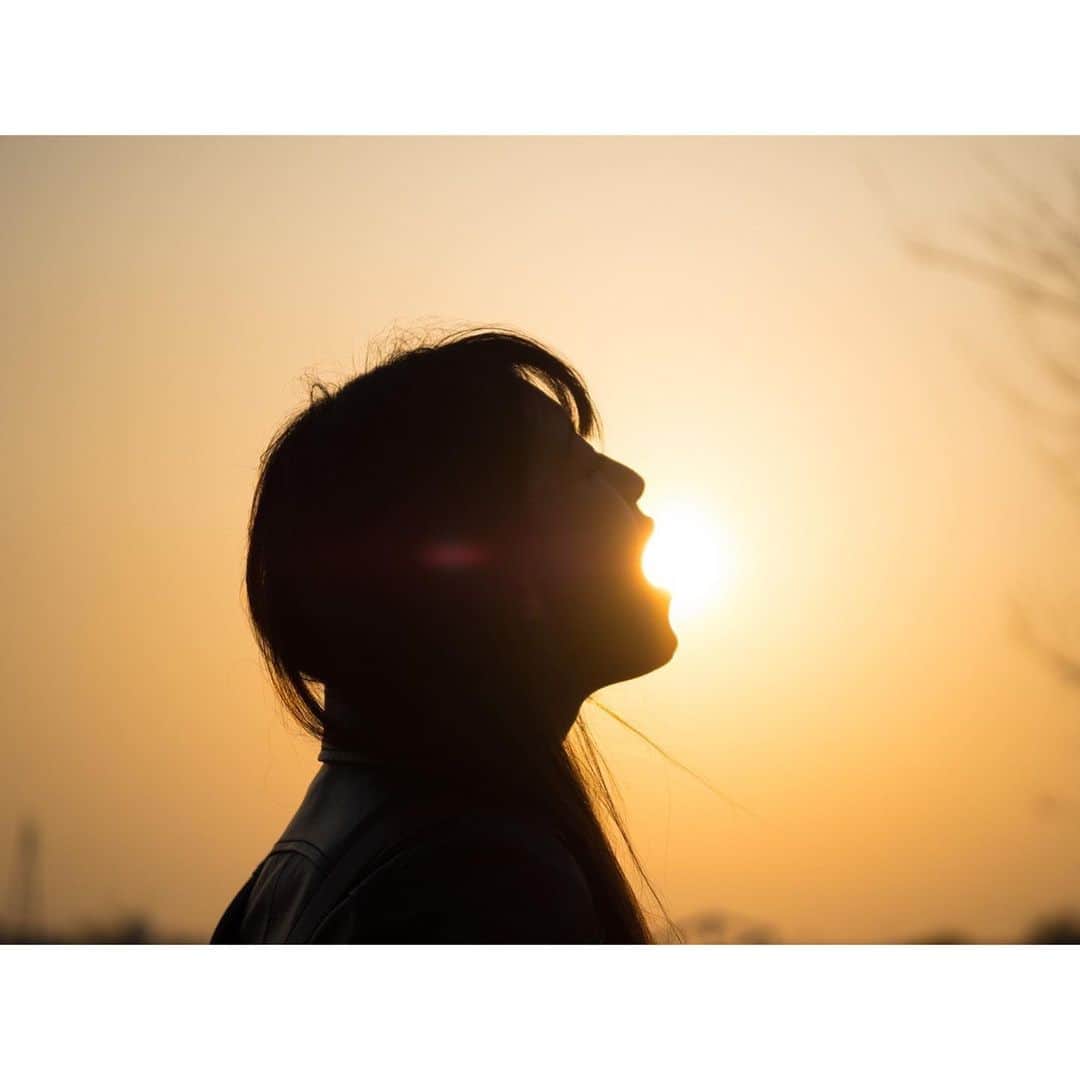 並木塔子のインスタグラム：「小原さんに、おねだりしたんだ。 「夕日を食べたい」って  photo by  @noriko_kohara  model 並木塔子  #photo #sunset #夕暮れ #photography」