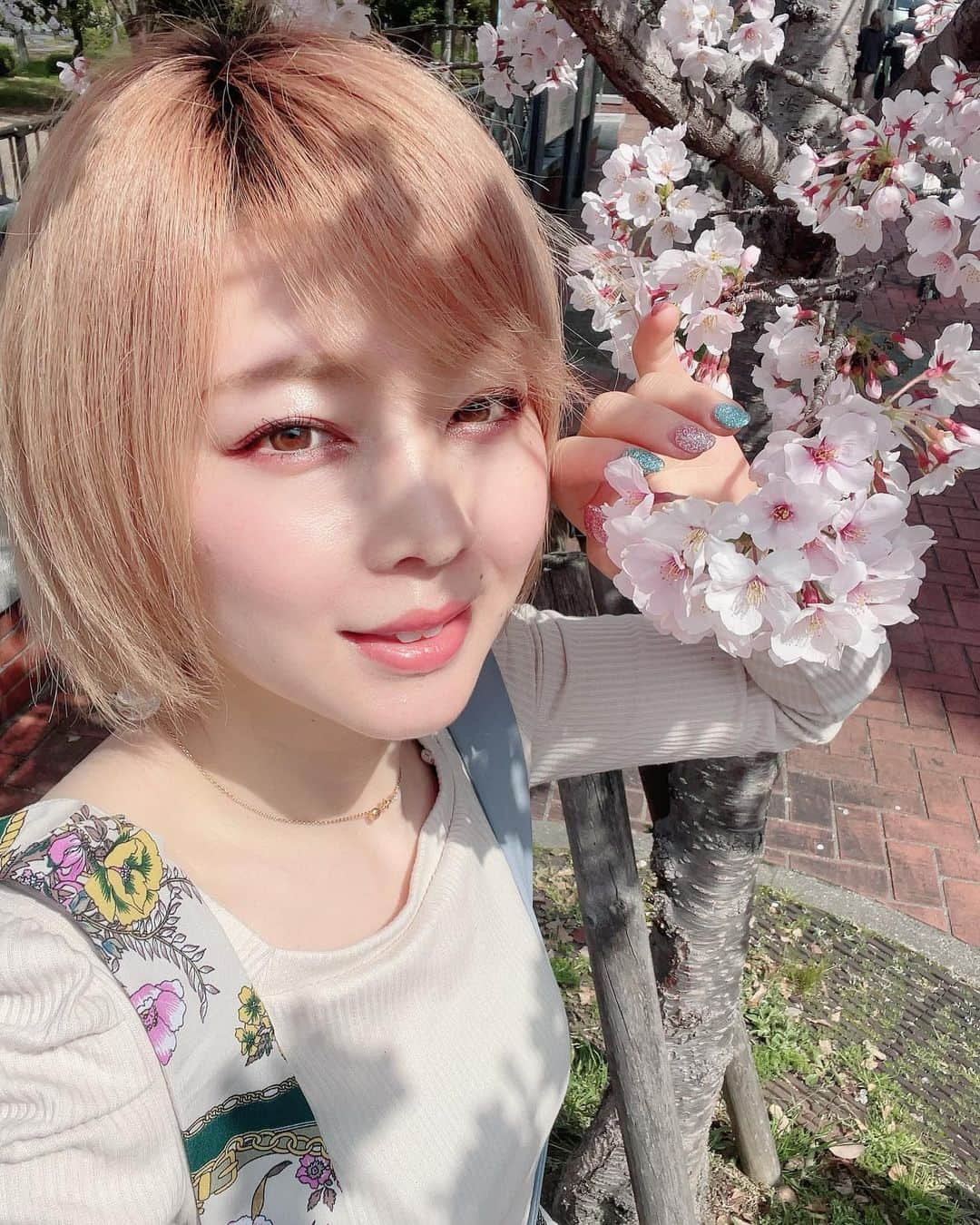 あやつるぽんさんのインスタグラム写真 - (あやつるぽんInstagram)「桜儚く散ったなあ . . . 短い期間やったけど 美しかった . . #cherryblossom #ファインダー越しの私の世界 #桜　#桜通り #桜並木 #撮影 #金髪ショート #ショートヘア #金髪女子 #金髪ギャル #ギャル　#ショートカット　#ショートカット女子 #ショートカットアレンジ #巻き髪 #巻き髪ショート #マッシュショート #マッシュ女子 #マッシュ #金髪マッシュ #ボーイズライク #メンズライク女子 #メンズライク」4月15日 22時51分 - ayatsurupon