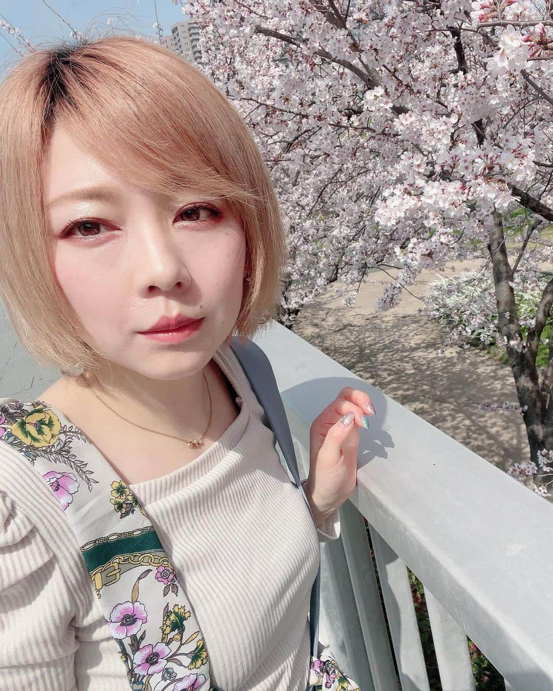 あやつるぽんさんのインスタグラム写真 - (あやつるぽんInstagram)「桜儚く散ったなあ . . . 短い期間やったけど 美しかった . . #cherryblossom #ファインダー越しの私の世界 #桜　#桜通り #桜並木 #撮影 #金髪ショート #ショートヘア #金髪女子 #金髪ギャル #ギャル　#ショートカット　#ショートカット女子 #ショートカットアレンジ #巻き髪 #巻き髪ショート #マッシュショート #マッシュ女子 #マッシュ #金髪マッシュ #ボーイズライク #メンズライク女子 #メンズライク」4月15日 22時51分 - ayatsurupon