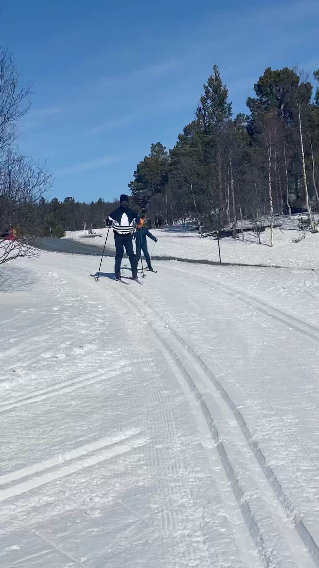 アレクサンデル・テッテイのインスタグラム：「All Norwegians are born with ski ⛷ under their feet, I get it now after this 😂😂😂. lot’s of falling on my ass today but was fun 🤩.」