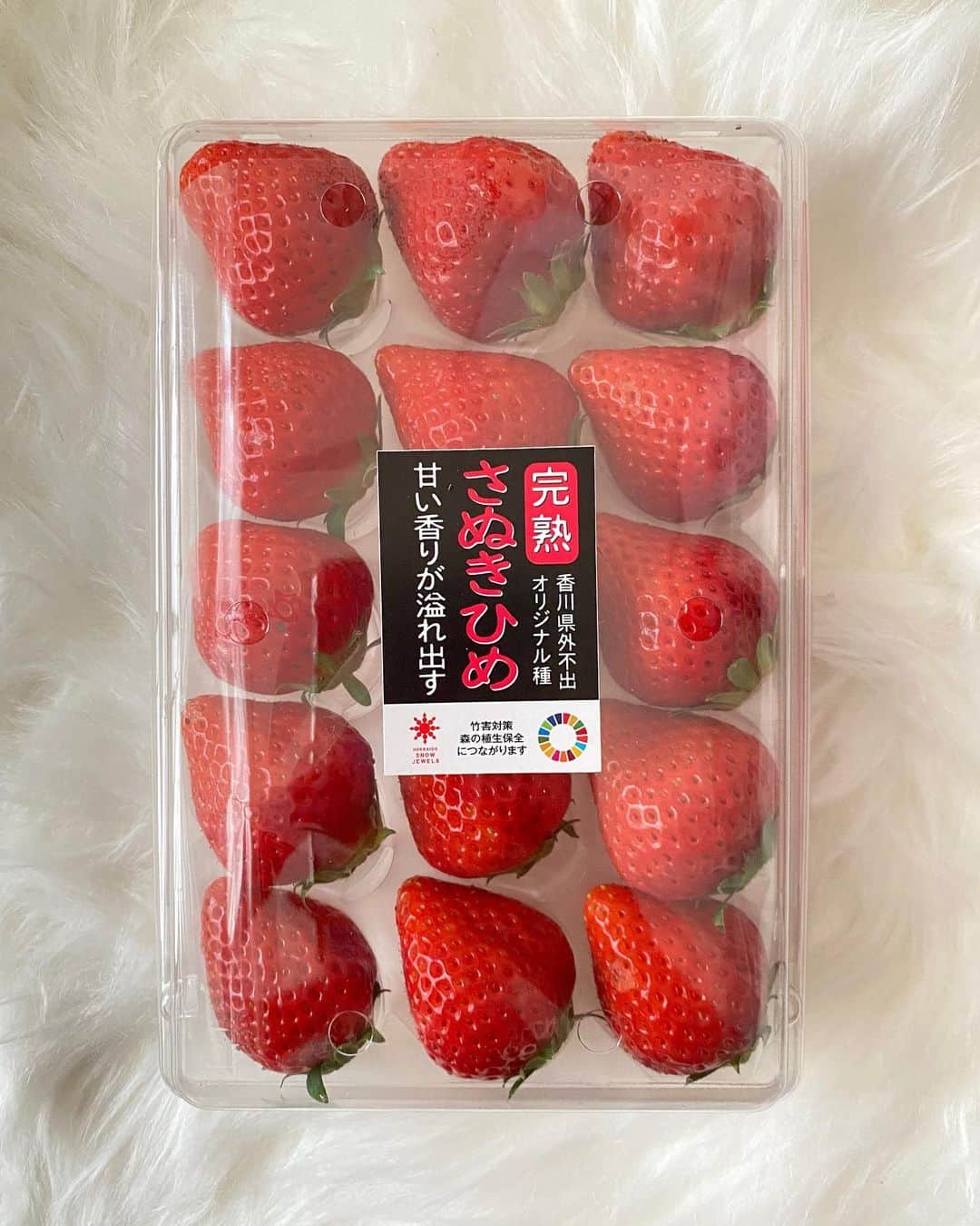 芹那さんのインスタグラム写真 - (芹那Instagram)「おいしーい苺🍓🍓🍓お取り寄せ🤍 売り場にはなかなか並ばない 『完熟』いちごなの☺️🌸🌸🌸 いちごの香りがすごーい👏🏻 あまくて美味しい🤤❣️❣️❣️  いちごだーいすき❤️な方は 是非一度食べてみて😚✨✨✨ 感激🥰  @snowjewelsjapan   #さぬきひめ  #苺 #香川県産 #いちご大好き #いちご #いちご好き #甘いいちご #いちごの香り#いちご農家 #いちごお取り寄せ#完熟いちご#hokkaidosbiwjewels #snowjewels」4月15日 23時04分 - serinaofficial