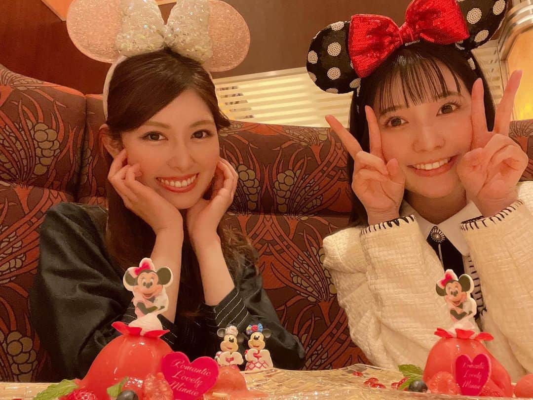 橘ゆりかのインスタグラム：「🎀🍓🥄 ⁡ ⁡ 先月までのエンパイアグリルのランチメニュー🍽 ⁡ ご飯も全部おいしかったけど 特にミニーちゃんのデザート！可愛いだけじゃなくてふわっとチョコムースが絶品でした✨ しあわせな時間だったなぁ☺️☺️ ⁡ はぁぁトータリーミニーマウスが恋しい🥲💕 ⁡ ⁡ ⁡ #エンパイアグリル #アンバサダーホテル #トータリーミニーマウス #橘ゆりか #ホテルランチ #ディズニーアンバサダーホテル #ピクニックエリア #お花見 #桜 #アンバ #tdr #disneyambassadorhotel #minniemouse」