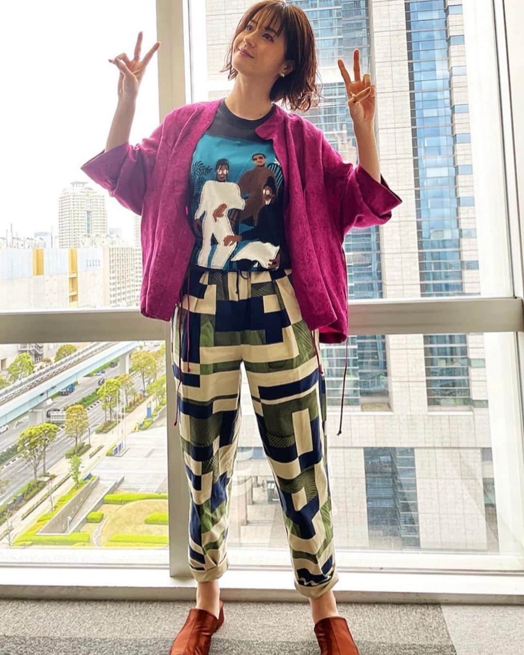 松本若菜のインスタグラム：「昨日の ポップUP！をご覧いただきありがとうございました。  沢山サプライズがありとても嬉しかったです。  やんごとなき一族からは松下洸平さんからのコメント。  素敵なショーガールのブリアナ ギガンテさんからのコメント。  お二人共お忙しい中なのに、、、 感謝です。 本当にありがとうございました😊  Tops.Pants.T-shirt/ muller of yoshiokubo  Earrings. Sandals/TODAYFUL  Ring/no.29」