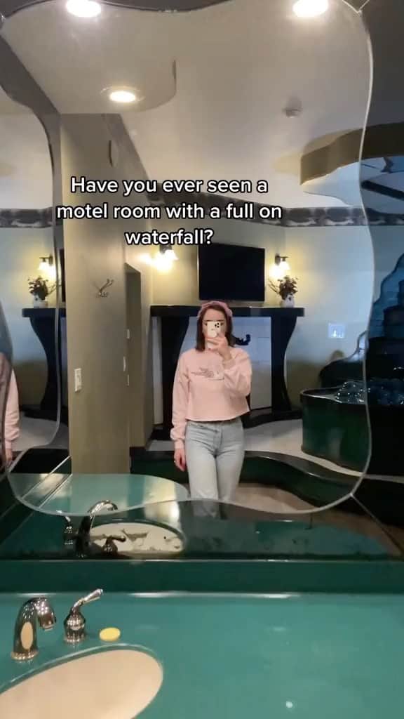 Crazy Roomsのインスタグラム：「Love it or leave it?! Ft @aprettycoolhoteltour   #hotel #interiordesign #waterfalls #waterfall #travel #crazyrooms #roomtour #room #roomdesign」