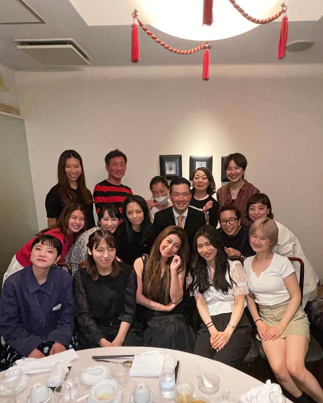Taki Tanakaのインスタグラム：「この3日間の出来事。  1.2.3.4 東京でも新入社員歓迎会を開催。 南青山のI Z A、N21表参道/伊勢丹新宿、PATOU表参道ヒルズ/GINZASIXのスタッフが集合。 いつもお世話になっている@tomomorijoh 中国飯店にて美味しい北京ダックやフカヒレと紹興酒で宴は盛り上がる。 みんないい笑顔。  5.6.7.8 コンラッド東京で行われた@domperignonofficial 2008ロゼ(大好き♡)と @restaurant_florilege のスペシャルコースを楽しむガストロノミーディナーへ。 同じテーブルだった @eri.ogawa1102 エンリケちゃんや、わざわざ声をかけに来て下さったフロリレージュの @takikazu0210 滝本さん、原さんと。  9.10 最後は銀座の鮨さえ喜にて。 妹分の@maika_nocturne とふたり会。 さえ喜さんとは大阪北新地でされていた頃からのお付き合い。この日も素晴らしいシャンパーニュと旬の魚や野菜を愉しむ。  #izastagram」