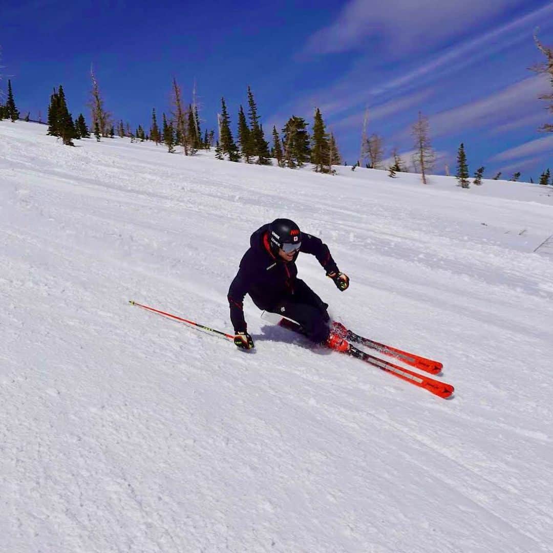 Descenteのインスタグラム：「Canadian legendary skier Ken Read went spring skiing at Castle Mountain resort.   Enjoy skiing until the end of the season!  Skier: @canuckone Photographer: Dan Gallaugher Location: @castlemountainresort  #ski #descente #descenteski #kenread #dangallaugher #castlemountainresort #springskiing #春スキー #ケンリード #カナダ #デサント #デサントスキー #スキー」