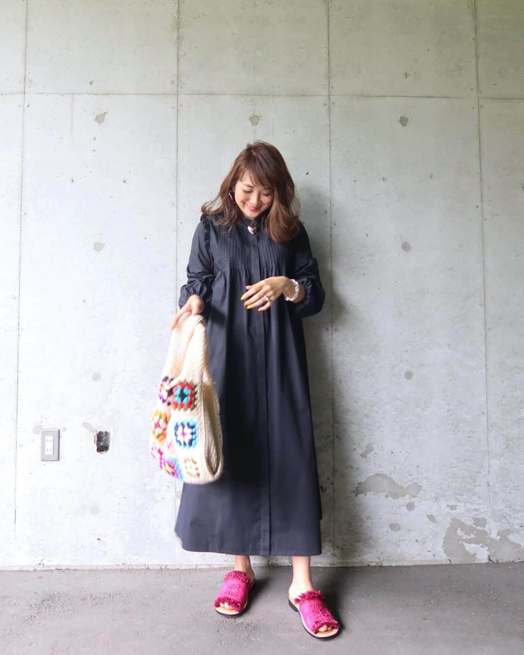 Mai Wakimizuのインスタグラム：「black dressには明るいアイテムと合わせて気分上げる♡着てる感覚を忘れるほどの楽ちんワンピ。マタニティの方にも授乳中の方にも是非お勧めしたい＼(^o^)／シャツワンピって1年を通して本当に長く使えるし、更に黒ってところが飽きが来ない♡届いたばかりのネックレスと合わせてみた♡ dress:#linkable @linkable_official」