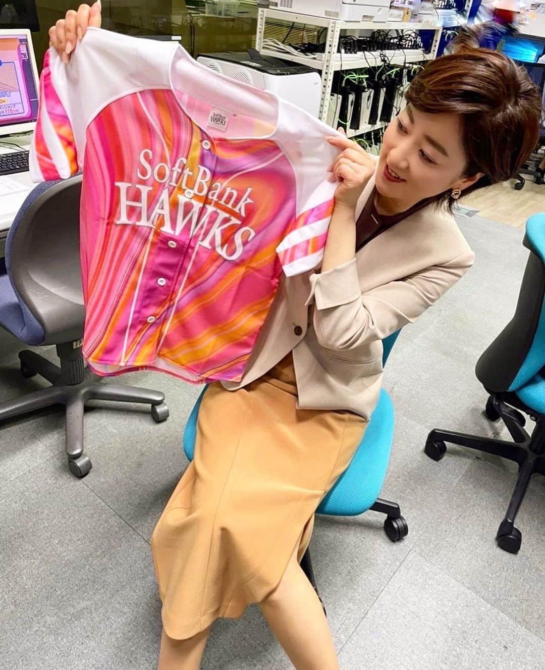 池尻和佳子さんのインスタグラム写真 - (池尻和佳子Instagram)「タカガール•デー今年のユニフォームが発表されました！「マーブリングカラーデザイン」可愛いですね💕  タカ•ガールデーは、6月11日、12日の2日間です。  #ホークス#タカガールデー#マーブリングカラーデザイン #上林選手#佐藤選手#softbankhawks#ピンク#pink #rkb#タダイマ#611#612#ユニフォーム#配布#ほしい #野球観戦#ファッション#グルメ#満喫#sns投票#かわいい」4月15日 16時27分 - wakako_ikejiri_rkb