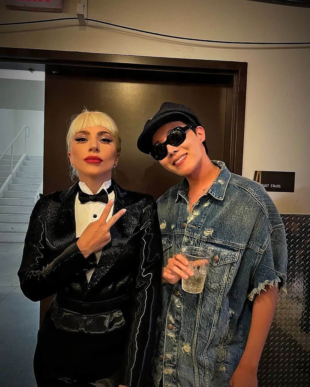 J-HOPEさんのインスタグラム写真 - (J-HOPEInstagram)「Today was a really glorious day. When it comes to a show, there’s none like Lady Gaga!!! It was a special day for me, since I wanted to see her performance so much. Today, on the stage she was incredible, but off the stage she was so professional and there was so much to learn from her, and every comment from her for me will stay with me for my whole life. @ladygaga , my queen forever!!! Please keep making your incredible music. Thanks to you, today I discovered the beauty of jazz!!! I cheer you on as a fan!!! Love U!!  오늘 정말 영광스러운 날입니다. Show 하면 레이디 가가!!!, 그녀의 공연을 너무 보고 싶었던 나로서 정말 특별한 날입니다. 오늘, 무대도 무대지만  무대 밑에서의 그녀의 모습은 너무 프로페셔널하고 배울 점이 많았고, 저를 위한 그녀의 멘트 하나하나는 평생 기억에 남을 거 같습니다.  영원한 나의 퀸 @ladygaga !!! 앞으로도 멋진 음악 보여주세요..  당신 덕분에 오늘 재즈의 매력을 알았습니다!!! 팬으로서 응원합니다!!! Love U..!!」4月15日 16時31分 - uarmyhope