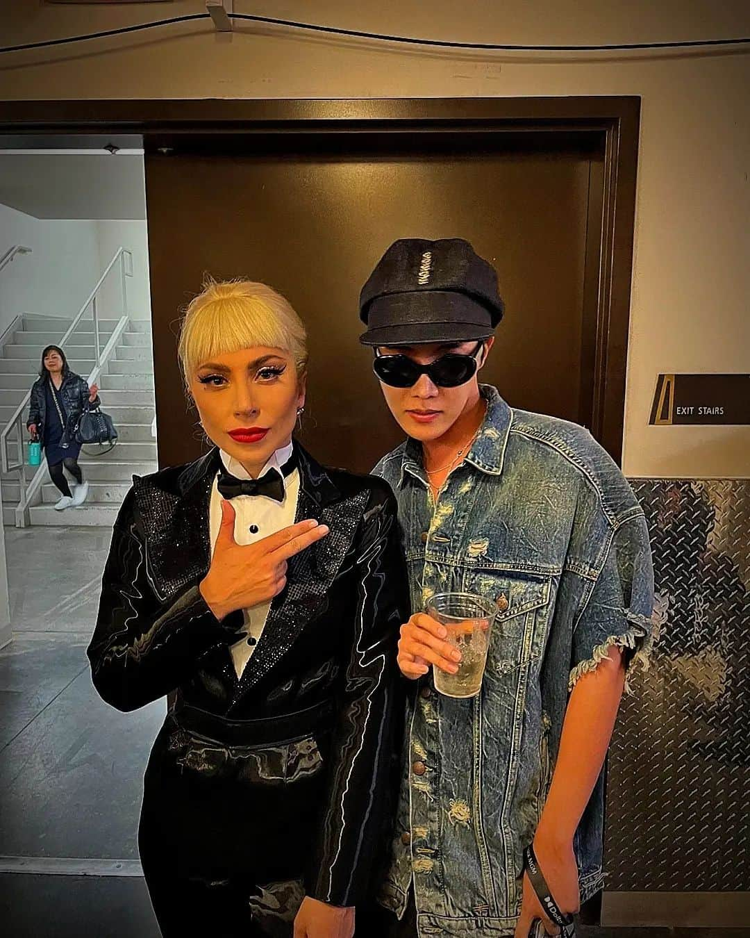 J-HOPEさんのインスタグラム写真 - (J-HOPEInstagram)「Today was a really glorious day. When it comes to a show, there’s none like Lady Gaga!!! It was a special day for me, since I wanted to see her performance so much. Today, on the stage she was incredible, but off the stage she was so professional and there was so much to learn from her, and every comment from her for me will stay with me for my whole life. @ladygaga , my queen forever!!! Please keep making your incredible music. Thanks to you, today I discovered the beauty of jazz!!! I cheer you on as a fan!!! Love U!!  오늘 정말 영광스러운 날입니다. Show 하면 레이디 가가!!!, 그녀의 공연을 너무 보고 싶었던 나로서 정말 특별한 날입니다. 오늘, 무대도 무대지만  무대 밑에서의 그녀의 모습은 너무 프로페셔널하고 배울 점이 많았고, 저를 위한 그녀의 멘트 하나하나는 평생 기억에 남을 거 같습니다.  영원한 나의 퀸 @ladygaga !!! 앞으로도 멋진 음악 보여주세요..  당신 덕분에 오늘 재즈의 매력을 알았습니다!!! 팬으로서 응원합니다!!! Love U..!!」4月15日 16時31分 - uarmyhope