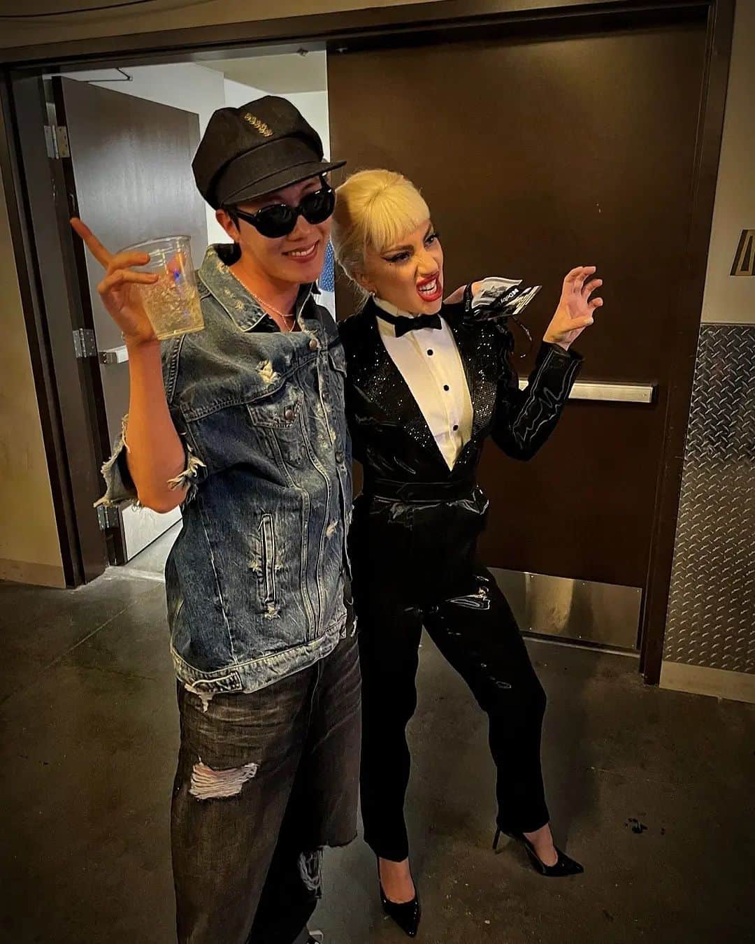 J-HOPEのインスタグラム：「Today was a really glorious day. When it comes to a show, there’s none like Lady Gaga!!! It was a special day for me, since I wanted to see her performance so much. Today, on the stage she was incredible, but off the stage she was so professional and there was so much to learn from her, and every comment from her for me will stay with me for my whole life. @ladygaga , my queen forever!!! Please keep making your incredible music. Thanks to you, today I discovered the beauty of jazz!!! I cheer you on as a fan!!! Love U!!  오늘 정말 영광스러운 날입니다. Show 하면 레이디 가가!!!, 그녀의 공연을 너무 보고 싶었던 나로서 정말 특별한 날입니다. 오늘, 무대도 무대지만  무대 밑에서의 그녀의 모습은 너무 프로페셔널하고 배울 점이 많았고, 저를 위한 그녀의 멘트 하나하나는 평생 기억에 남을 거 같습니다.  영원한 나의 퀸 @ladygaga !!! 앞으로도 멋진 음악 보여주세요..  당신 덕분에 오늘 재즈의 매력을 알았습니다!!! 팬으로서 응원합니다!!! Love U..!!」