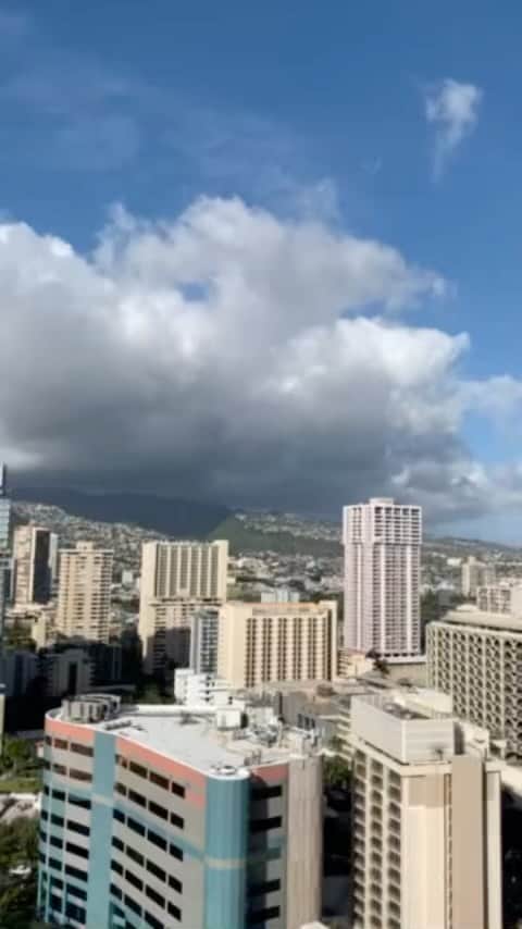 伊東美咲のインスタグラム：「新年度、 皆様如何お過ごしでしょうか。 今日もハワイは心地良い風が吹いています。 雨季の終わりの時期ですがとても過ごしやすい今日この頃です。 皆様は海側、山側どちらの景色がお好きですか？  #Hawaii #Waikiki #ハワイ #オーシャンビュー #マウンテンビュー #パラダイス」