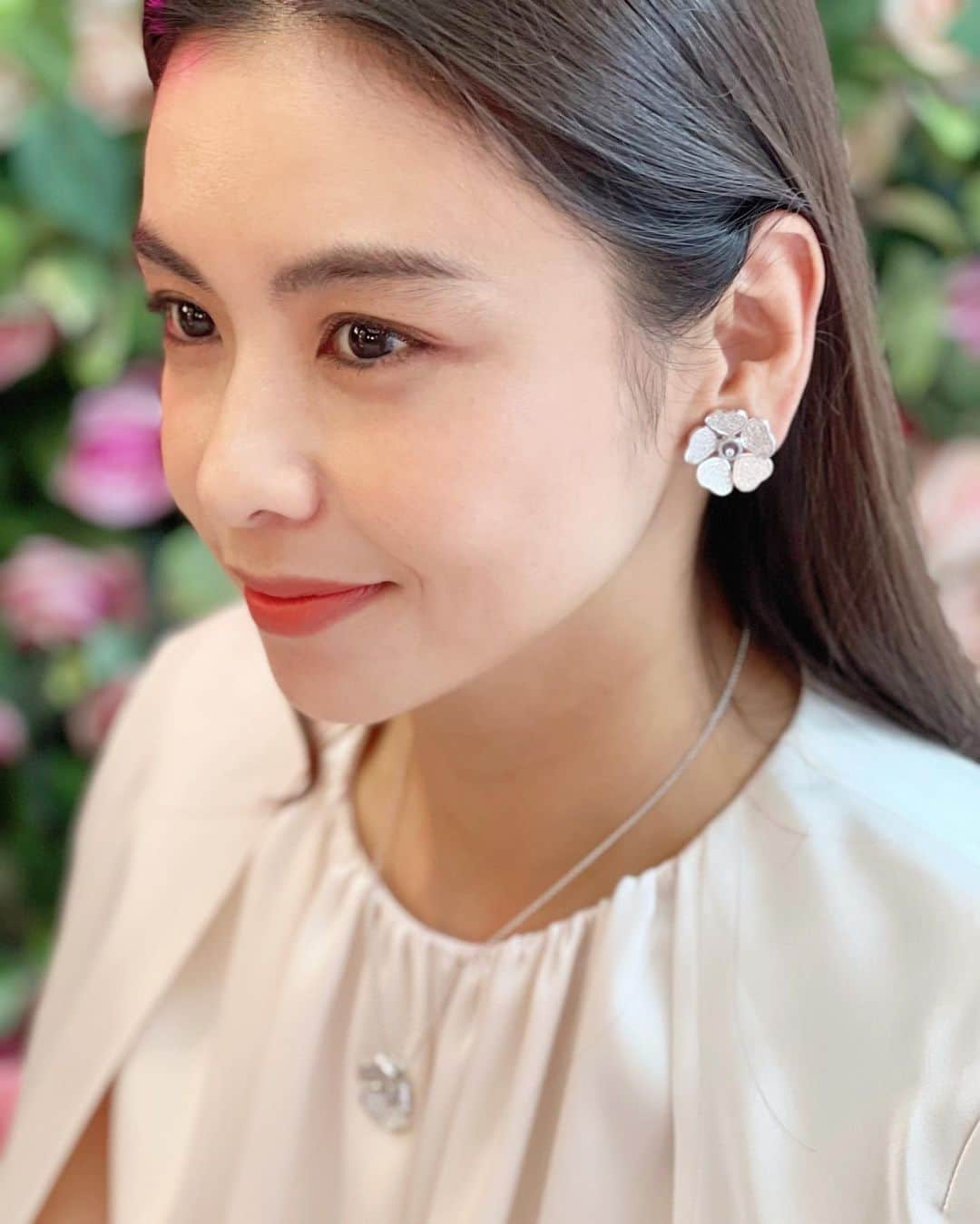 滝沢眞規子さんのインスタグラム写真 - (滝沢眞規子Instagram)「ChopardのHappy Caféに伺いました❤️ ハッピーハートのダイアモンド❤️ ハートが重なってお花になっている なんとも可愛らしく華やかなジュエリーを身につけて❤️ いつか、いや近いうちに欲しいな、ってまた思ってしまいました😅 Happy Caféはご予約の上、どなたでもご利用できるようなので、お茶をしながらハッピーハートを眺める贅沢な時間を是非❤️ ショパール ブティック 銀座本店にて5月8日（日）までの開催です❤️  @Chopard #ChopardHappyDiamonds #WhatMakesMeHappy #HappyPopUpGinza」4月15日 16時52分 - makikotakizawa