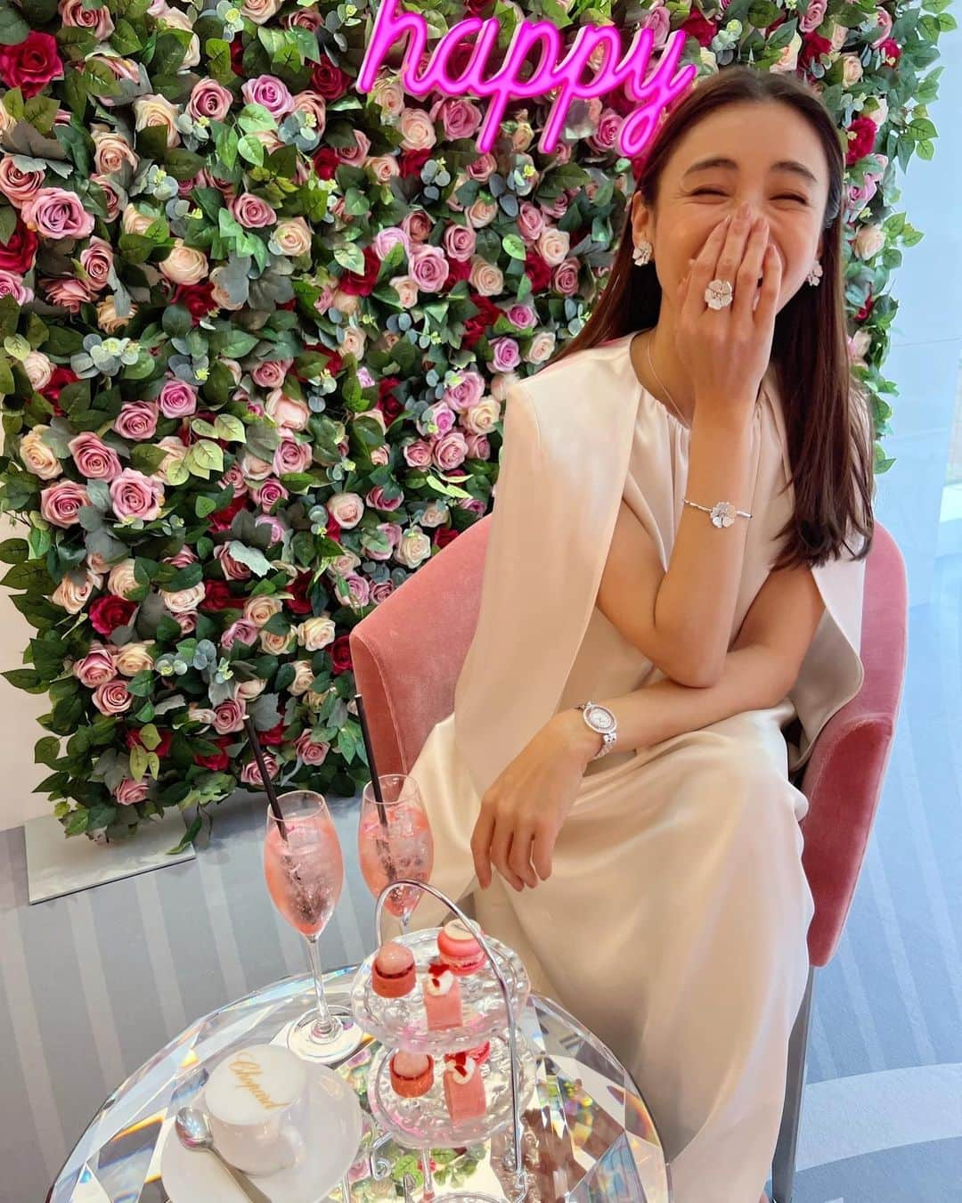 滝沢眞規子さんのインスタグラム写真 - (滝沢眞規子Instagram)「ChopardのHappy Caféに伺いました❤️ ハッピーハートのダイアモンド❤️ ハートが重なってお花になっている なんとも可愛らしく華やかなジュエリーを身につけて❤️ いつか、いや近いうちに欲しいな、ってまた思ってしまいました😅 Happy Caféはご予約の上、どなたでもご利用できるようなので、お茶をしながらハッピーハートを眺める贅沢な時間を是非❤️ ショパール ブティック 銀座本店にて5月8日（日）までの開催です❤️  @Chopard #ChopardHappyDiamonds #WhatMakesMeHappy #HappyPopUpGinza」4月15日 16時52分 - makikotakizawa