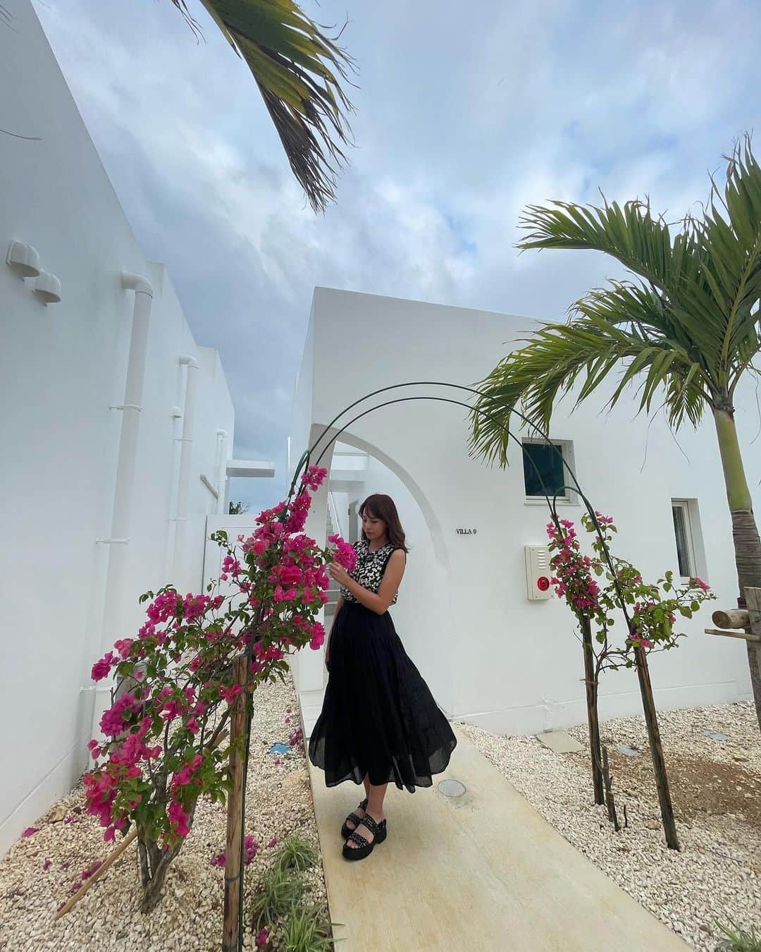 原田怜奈のインスタグラム：「先月宮古島で1番リゾートを 味わえるホテルにいきました🌴  建物は真っ白で 可愛いお花がたくさん咲いてて 癒されました😙✨🌴 . . . . #宮古島ホテル #旅行」