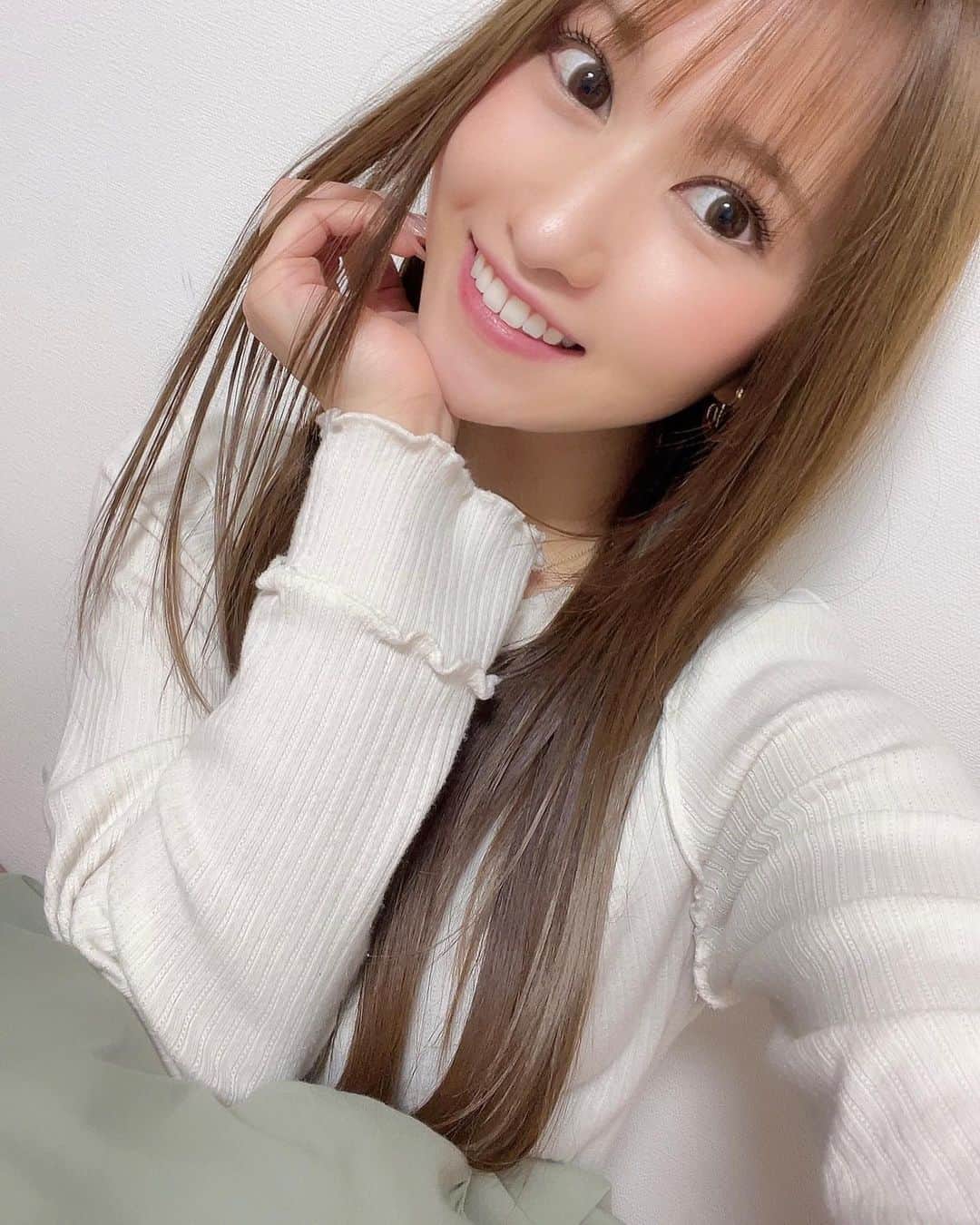 のインスタグラム：「. 目元すっぴん写真です…🥺💦 . マスカラもアイラインもアイシャドウも とにかくアイメイクは何もしていないのですが… . @futuro_eyelash さんで、 パリジェンヌラッシュリフトの まつ毛パーマをしていただいたので 逆まつげな奈々の目元がパッチリっ☺️✨ . . . もし、まつ毛パーマやマツエクなどに興味ある方は、 私の投稿を観たっと伝えると、 10%OFFにしてくださるみたいなので、 是非、 @futuro_eyelash さんに行ってみてねっ☺️✨ . . . . . . ❤️写真集『ビキニパークへようこそ』発売中❤️ . ❤️トレーディングカード発売中❤️ . . . #ミスFLASH2020  #アイドル  #idol #モデル #model  #童顔  #japanesegirl #japaneseidol  #asiangirls #asian #asianbeauty  #ig_japan #igers #picoftheday #lingerie  #童顔女子 #低身長女子 #低身長  #低身長コーデ #かわいいものが好き #ファッション #ファッションコーデ  #ヘアアレンジ #ヘアスタイル  #まつ毛パーマ #パリジェンヌラッシュリフト」