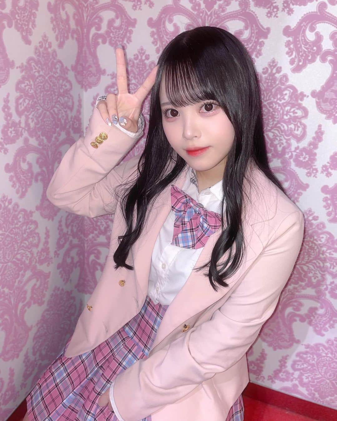 こえだひなのインスタグラム：「似合うー？？🎀 . . #制服 #韓国制服 #ピンク」