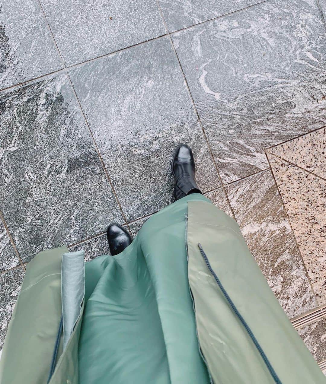 上野なつひのインスタグラム：「また一気に寒くなったね😭  今期のLANVIN en BULEのレインコートと撥水加工のスカートかなり使える❗️ 主婦の方など特に買って欲しい✨可愛いし機能的。 自転車こげるよw  ロングスカートって濡れがちだけどこれなら雨を弾いてくれるし、しかも軽いし暑くないしね👏  普段着でも全然着てる！機能的すぎる。 最近買って良かった雨の日オシャレ♡︎ @lanvin_en_bleu_womens  #レインコート #雨の日コーデ  #撥水加工」