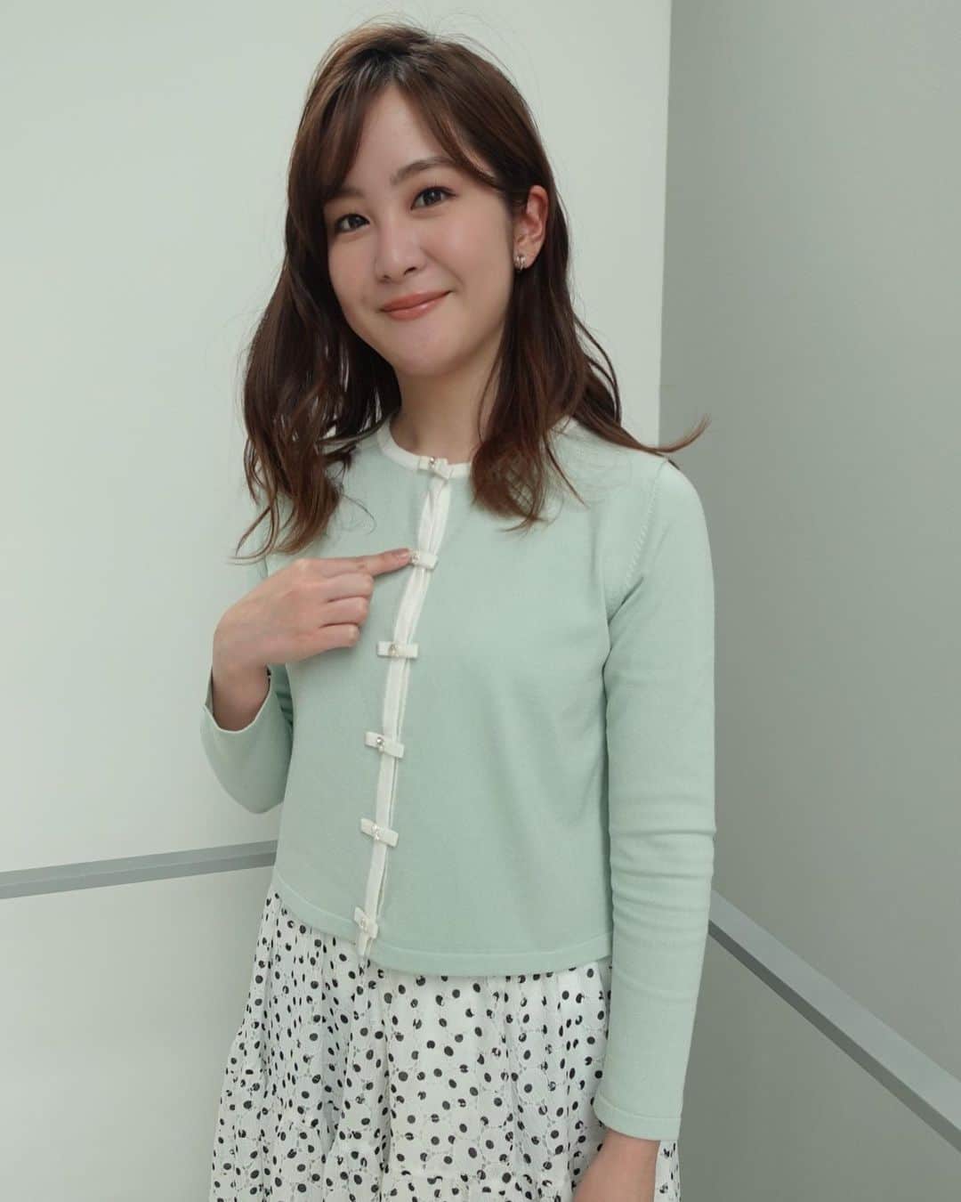 のインスタグラム：「#ワイドスクランブル の最近の衣装です👗 . 今週は韓国ドラマ『二十五、二十一』『39歳』を見終わってしまい…ロスがロスを呼んで引きずりまくっていました…🥺 次は何をみようかな。。 最後の写真、道端で見かけた花が綺麗でした！（名前はわからない） . 1.2枚目 cardigan:@tocca_japan skirt:@obli_official accessory:@joueteofficial 3枚目 tops:@poolstudioalivier skirt:@tocca_japan accessory:@joueteofficial 4枚目 one-piece:@obli_official accessory:@joueteofficial 5枚目 one-piece:@fray_id accessory:@osewaya_official 6枚目 set up:@snidel_official accessory:@osewaya_official 7枚目 one-piece:@antissu_ebisu accessory:@osewaya_official 8枚目 tops:@_parigot_ skirt:@antissu_ebisu accessory:@osewaya_official  #アナウンサー#아나운서 #衣装#ootd#fashion #服#コーデ#오오티디 #옷#韓国ドラマ#2521 #39歳」