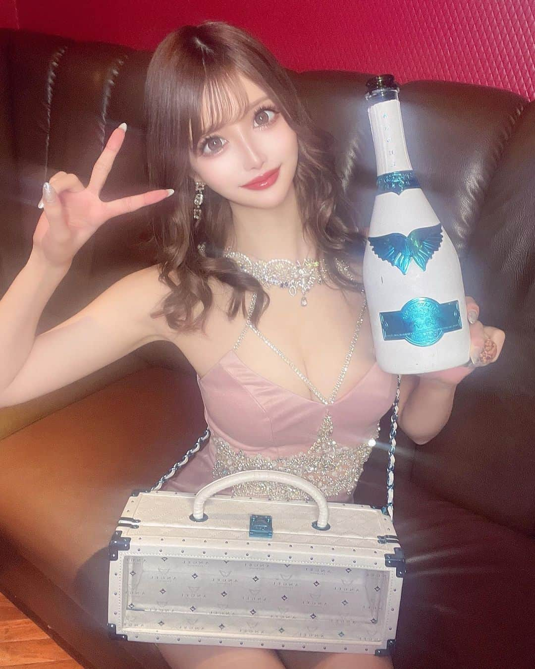 桜咲乃愛さんのインスタグラム写真 - (桜咲乃愛Instagram)「なんかこの日発光し過ぎてやばかった😂😂😂💕💎🍾  お客様が、ノアちゃんのイメージ的にはこのシャンパンよりこっちシャンパンのこの種類がいいんじゃない？🥰とか私より考えてくれて入れてくれるんだけど本当に優しすぎるの😭💓🌸🥂  これはずっと気になっていたディーロックのブランドブラン🍾💕と 手に入らない限定のエンジェルホワイトデースペシャルエディション💕  限定！とか1番高い！とかが大好き😆💕🍾✨笑！  いつもありがとう🥰♥️  写真撮って無さすぎて2枚しかない😭💓ちゃんと撮ろーっと🥺🌸✨  #ディーロック#エンジェルシャンパン#シャンパン大好き#歌舞伎町#歌舞伎町キャバ嬢#キャバドレス#キャバ嬢」4月15日 17時56分 - noasama1101