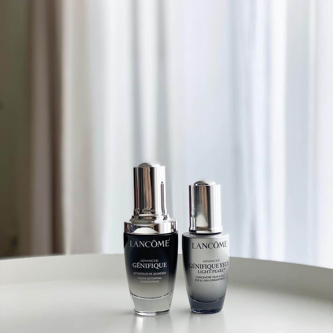石川理咲子のインスタグラム：「4月15日に発売される @lancomeofficial の目もと用美容液 ジェネフィックアドバンスライトパール🤍 くまやたるみなど目周りのエイジングケアはもちろん、 まつ毛ケア成分も配合されている優れもの。 専用のアプリケーターがひんやりしていて気持ち良い🌼 #ランコム#ジェネフィック#目もと版ジェネフィック#ライトパール#美肌菌#pr」