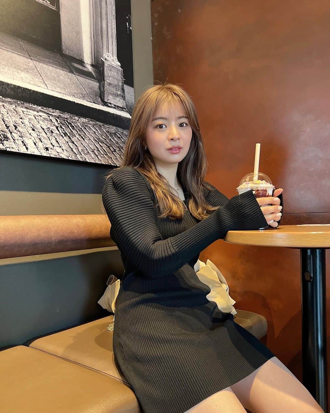 のインスタグラム：「🍫🍌 お気に入りワンピの日。  今日は少し寒かったから フラペチーノで体が冷えました❄️❄️  スタバのバナナシリーズ、初めて飲めたの。 美味しかった。」