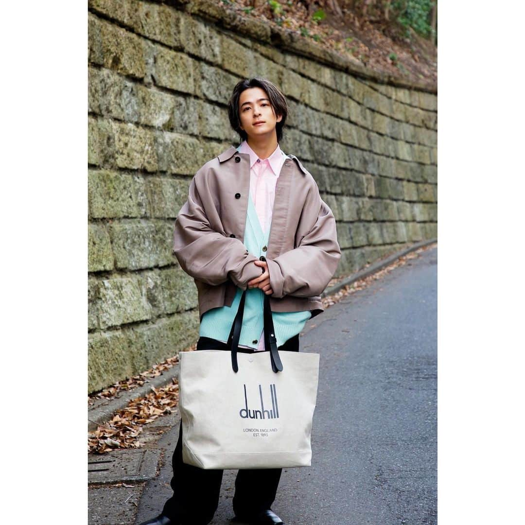 和田颯さんのインスタグラム写真 - (和田颯Instagram)「. @drop_tokyo   Jacket: @dunhill  Cardigan: @dunhill  Shirt: @dunhill  Bag: @dunhill   Photography: @abeasamidesu  Hair&Make-up:Mariko Sasaki  #dunhill  #dunhillSS22  #dunhillLOCKBAG #droptokyo」4月15日 19時04分 - da_ice_hayate_wada