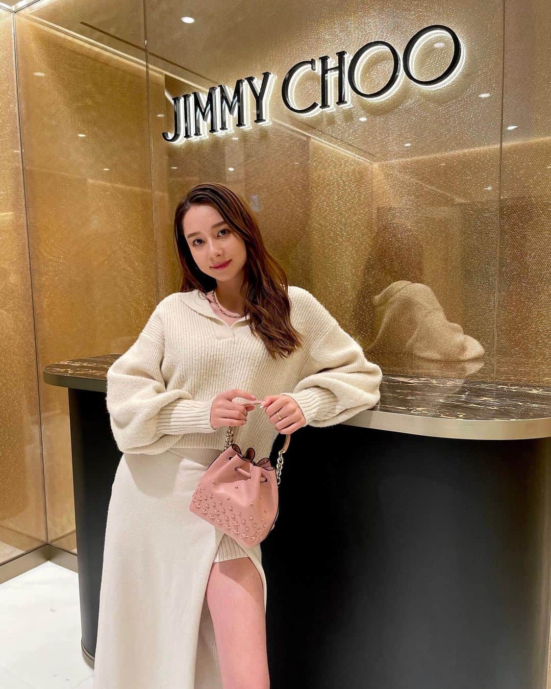 のインスタグラム：「@jimmychoo から新作バックが♡  BON BON STAR 4/28からオープンする表参道店にて先行発売です🙋‍♀️💗  #jimmychoo #pr」