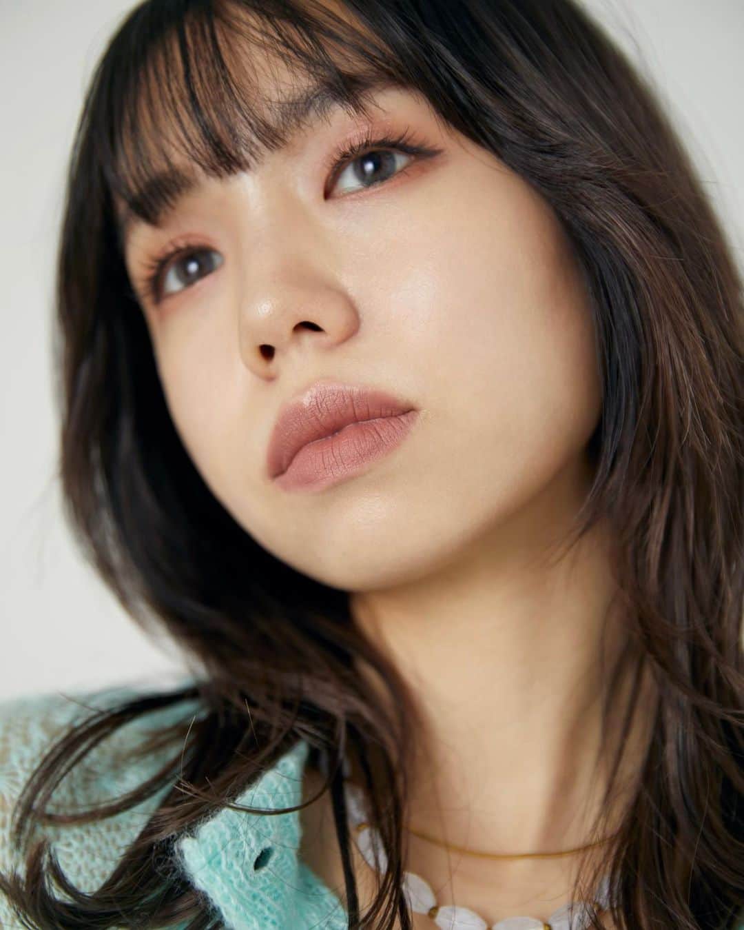 室原彩夏のインスタグラム：「【お知らせ】 ㅤㅤㅤㅤㅤㅤㅤㅤㅤㅤㅤㅤㅤ この度 @maccosmeticsjapan さんと @sheltterwebstore のタイアップで 私がセレクトしたMACのコスメセットが発売されることになりました！👑 ㅤㅤㅤㅤㅤㅤㅤㅤㅤㅤㅤㅤㅤ 今1番旬で可愛くなれるメイクにしたい！ みんなが欲しくなるようなコスメは何だろう？ シーンを選ばずデイリー使いできる物がいいなぁ。 など、色々考えながらセレクトさせて頂きました！ ㅤㅤㅤㅤㅤㅤㅤㅤㅤㅤㅤㅤㅤ ㅤㅤㅤㅤㅤㅤㅤㅤㅤㅤㅤㅤㅤ 2種類のアイシャドウ、リップ、ハイライトの 計4アイテムで、この写真で使用しているコスメです🧏🏻‍♀️💖 ㅤㅤㅤㅤㅤㅤㅤㅤㅤㅤㅤㅤㅤ 4/20(水)pm12:00〜 @sheltterwebstore 限定のセットで 単品合計価格より20%オフの sheltter web store限定価格で少量のご用意になります🤫 ㅤㅤㅤㅤㅤㅤㅤㅤㅤㅤㅤㅤㅤ 通常だと4つで¥14,740ですが SHEL'TTER WEBSTORE LIMITED PRICEで ¥11,792での販売です。 お得すぎる😭🙏🏻✨💖  ㅤㅤㅤㅤㅤㅤㅤㅤㅤㅤㅤㅤㅤ メイクのやり方やポイントなどのHOW TO動画が 19日(火)の19:00にSHEL'TTER TVのyoutubeチャンネルにアップされる予定なので皆様是非ご覧ください🥰 ㅤㅤㅤㅤㅤㅤㅤㅤㅤㅤㅤㅤㅤ ㅤㅤㅤㅤㅤㅤㅤㅤㅤㅤㅤㅤㅤ LAGUA GEMのお洋服にもばっちり合う コスメセットになっていますので 是非皆様チェックして頂けると嬉しいです🙏🏻✨ ㅤㅤㅤㅤㅤㅤㅤㅤㅤㅤㅤㅤㅤ #mac #maccosmetics  #cosmetics  #LAGUAGEM #sheltterwebstore  ㅤㅤㅤㅤㅤㅤㅤㅤㅤㅤㅤㅤㅤ」