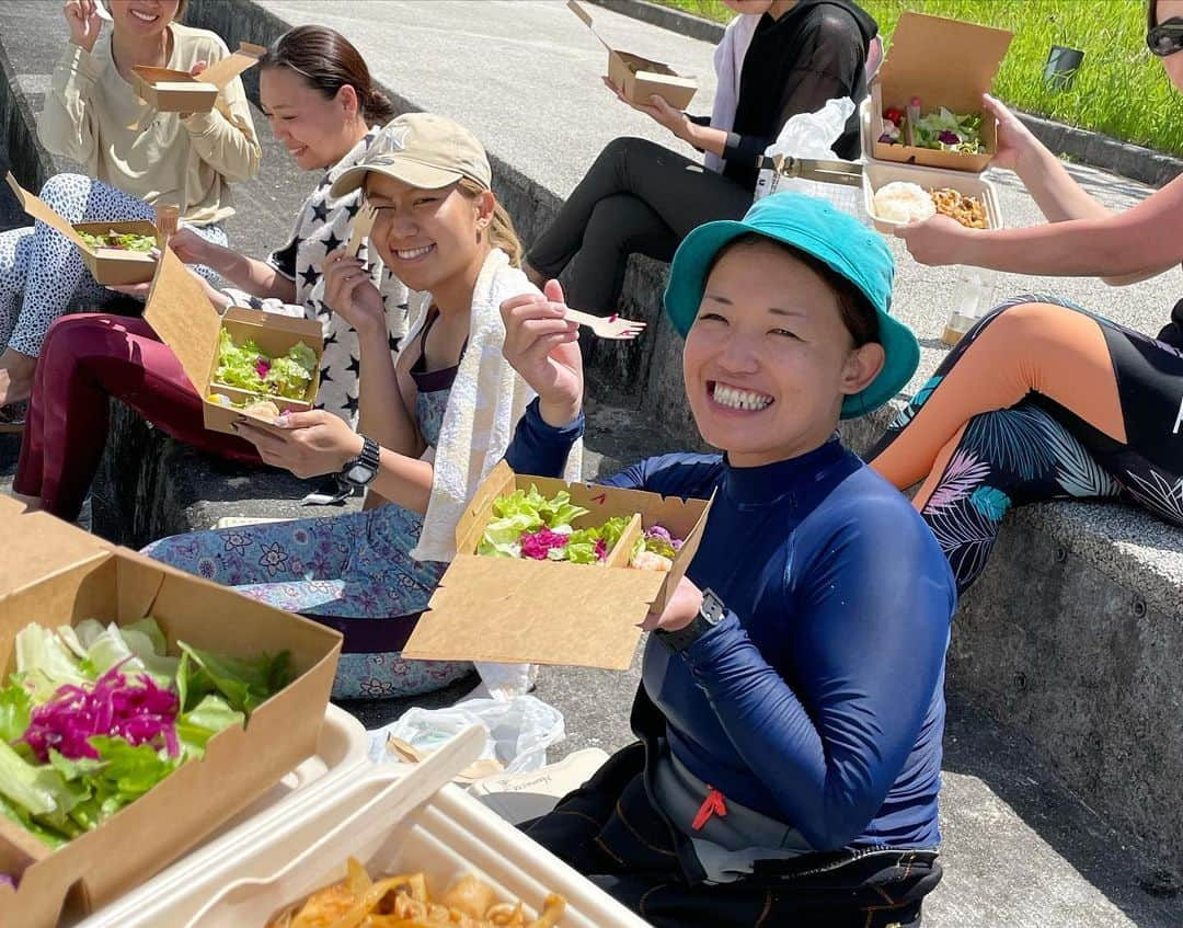 田中律子さんのインスタグラム写真 - (田中律子Instagram)「日本サップヨガ協会指導者養成講座🏄‍♀️10人の仲間がまた増えましたーー🌞🌈🌴 　@japansupyogaassociation   宿泊と座学はロワジールホテル那覇　@loisirhotel  広いお部屋に温泉もあって、座学会場も広くて最高な環境でお勉強📖出来ました🙏  実技は、ロワジールから車ですぐの波の上ビーチ🏖波の上ビーチサップ　@naminouesup 🏄‍♀️🧘‍♀️那覇空港から1番近いビーチです🌴  日本サップヨガ協会には全国に160人の認定インストラクターがいます🏄‍♀️🧘‍♀️みんな明るくて元気で海が大好きな仲間です💛  ぜひ地元のインストラクターをみつけて、この夏はサップヨガ体験してみて下さいねー🏄‍♀️ @japansupyogaassociation   #日本サップヨガ協会  #japansupyogaassociation  #supyoga  #第21回日本サップヨガ協会認定指導者養成講座  #supyogateachertraining  #okinawa  #波の上ビーチサップ  #ロワジールホテル那覇」4月15日 19時00分 - ri2kotanaka