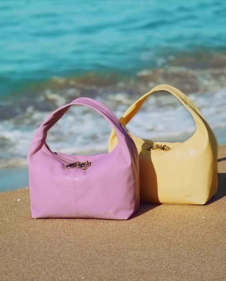 フルラのインスタグラム：「Like shells on the shore: pick your new Furla Ginger hobo bag. Link in bio.  #Furlaforever #newcollection #furla#accessories #fashion」