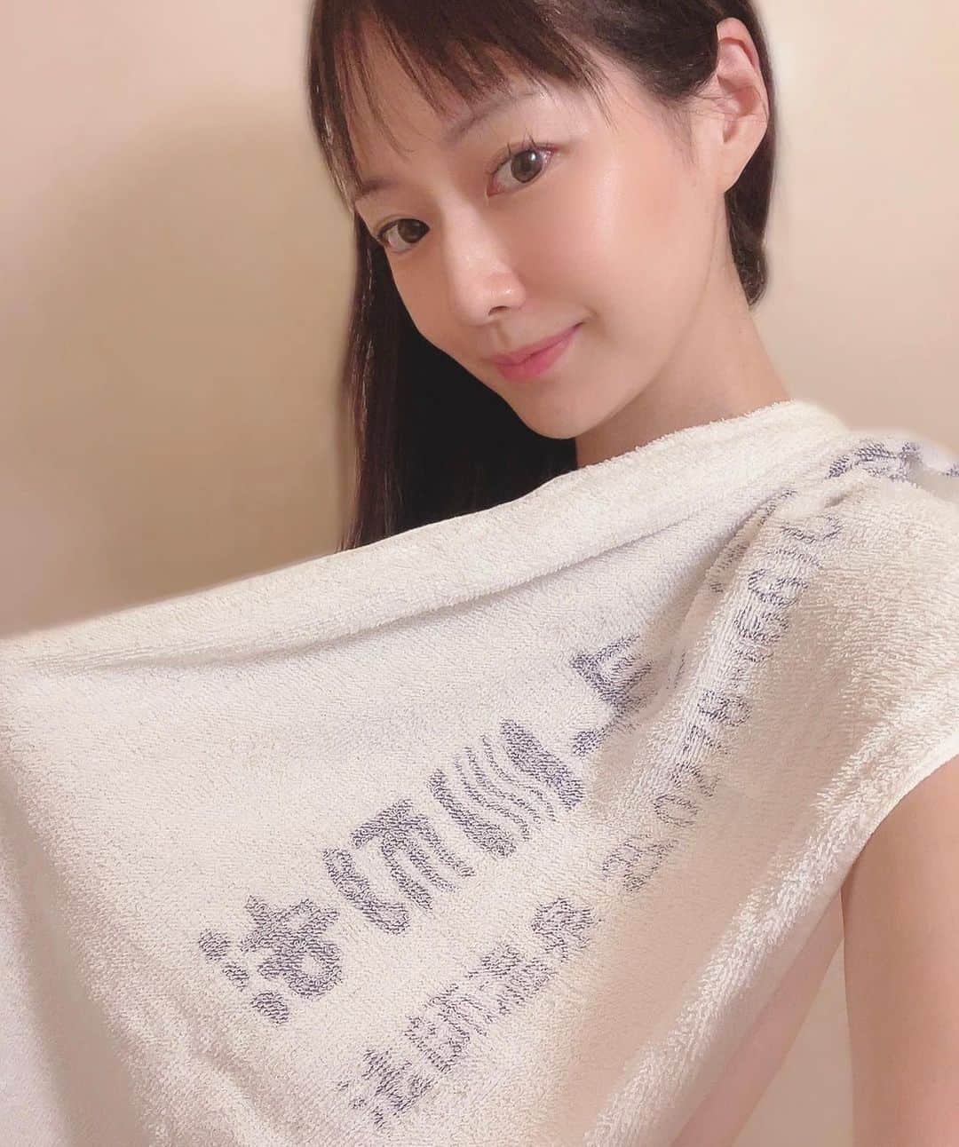 吉山りささんのインスタグラム写真 - (吉山りさInstagram)「♨️ 今日の温泉紹介は 『法師温泉♨️長寿館』さん☺️ ②  群馬県にある有形文化財 混浴温泉のある秘湯です♨️  相変わらずウエルカムなおもてなしに感謝😍♨️  法師温泉 長寿館さんは また行きたい宿のひとつだったので嬉しかった♨️  またまたありがとうございました🙇🏻‍♀️   #法師温泉 #法師温泉長寿館 さん #♨️ #群馬県 #温泉 勝手に#温泉紹介  #有形文化財 #宿 #旅館 #温泉大好き #温泉女子 #温泉ソムリエ #吉山りさ #秘湯 #秘湯ロマン #hotsprings #温泉タオル #バスタオル女子 #タオル #混浴 #お風呂 #japaneseculture #Japan #japanese  #onsen #♨️ #tv #撮影 ありがとうございました🙇🏻‍♀️ @hoshionsen_chojukan   #吉山りさ #フリーモデル」4月15日 19時11分 - oreorerisa