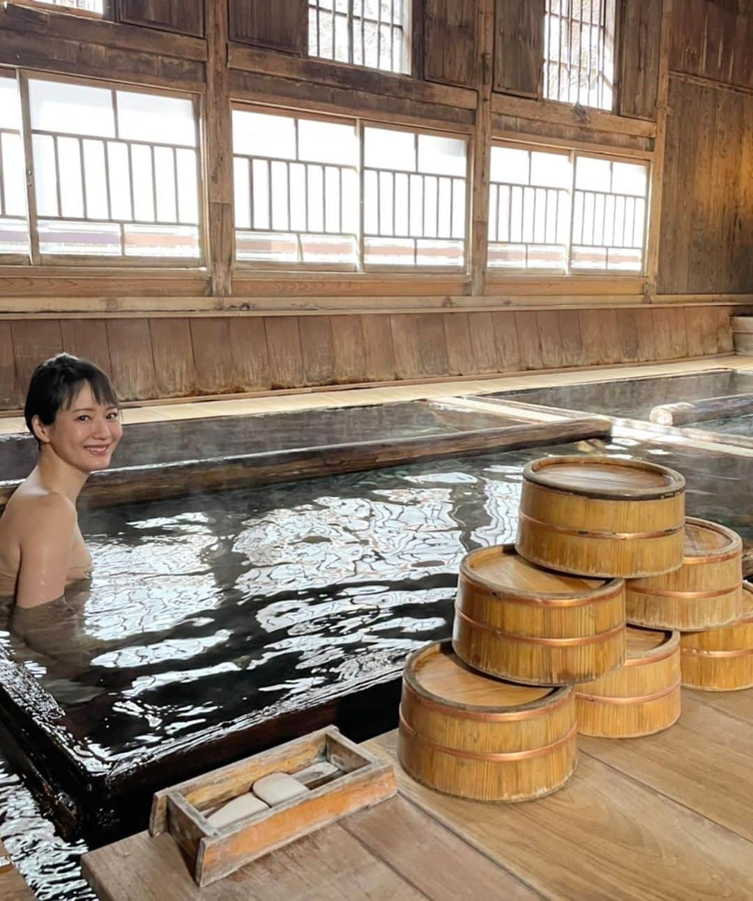 吉山りささんのインスタグラム写真 - (吉山りさInstagram)「♨️ 今日の温泉紹介は 『法師温泉♨️長寿館』さん☺️ ②  群馬県にある有形文化財 混浴温泉のある秘湯です♨️  相変わらずウエルカムなおもてなしに感謝😍♨️  法師温泉 長寿館さんは また行きたい宿のひとつだったので嬉しかった♨️  またまたありがとうございました🙇🏻‍♀️   #法師温泉 #法師温泉長寿館 さん #♨️ #群馬県 #温泉 勝手に#温泉紹介  #有形文化財 #宿 #旅館 #温泉大好き #温泉女子 #温泉ソムリエ #吉山りさ #秘湯 #秘湯ロマン #hotsprings #温泉タオル #バスタオル女子 #タオル #混浴 #お風呂 #japaneseculture #Japan #japanese  #onsen #♨️ #tv #撮影 ありがとうございました🙇🏻‍♀️ @hoshionsen_chojukan   #吉山りさ #フリーモデル」4月15日 19時11分 - oreorerisa