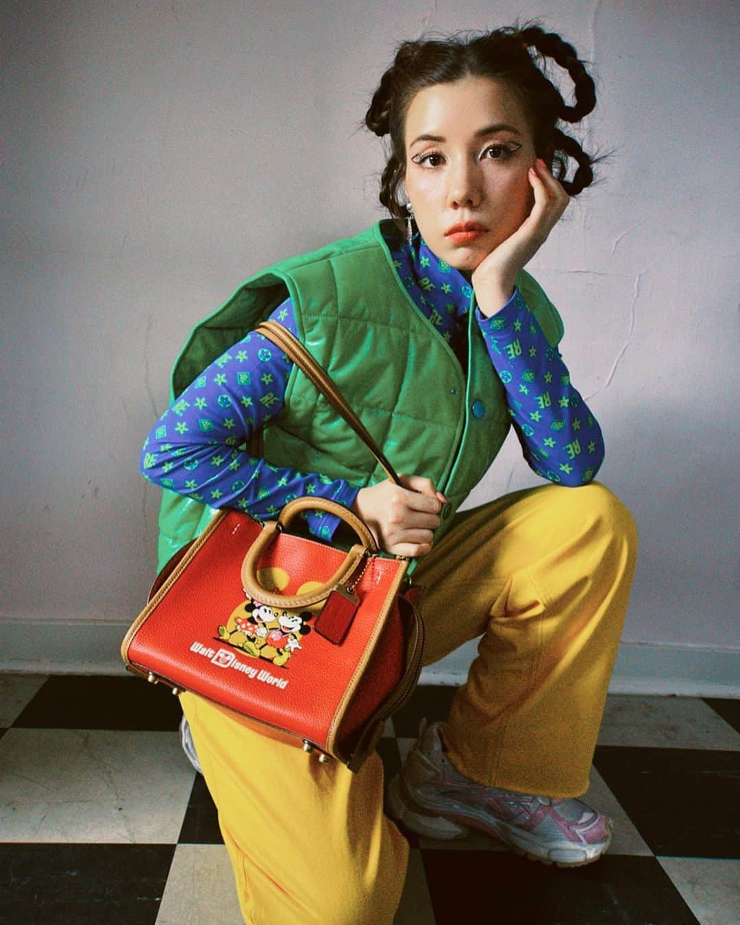 仲里依紗のインスタグラム：「ディズニー39周年 おめ〜🐭🏰💖💖💖 早くこのかわいいバッグ持って ディズニー行きたいぷりぷり😍❤️❤️❤️  #DisneyxCoach #DisneyWorld50 #CoachNY  @coach」