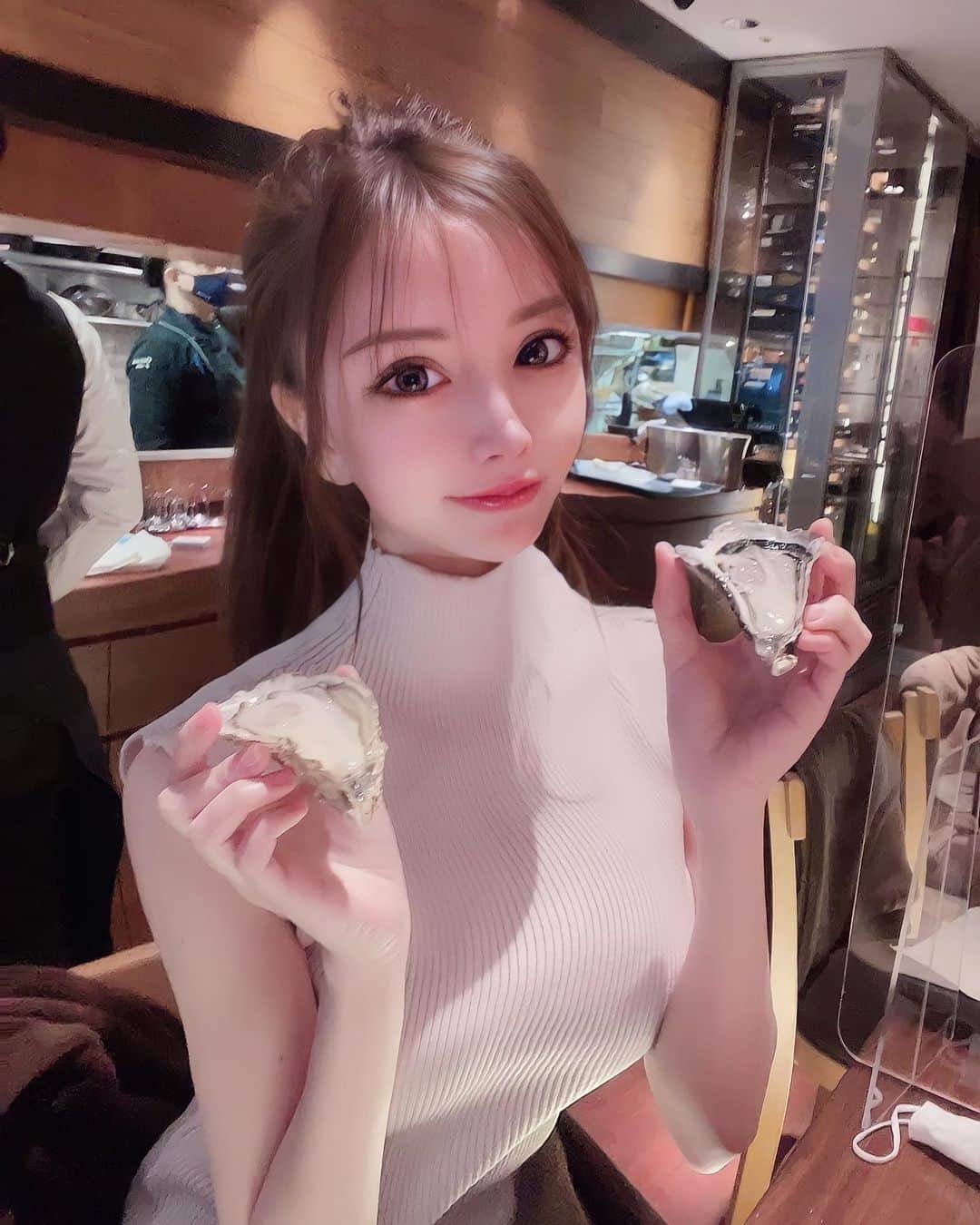 えりなのインスタグラム：「. ひろしま牡蠣！！ 県外から来られた方は是非食べてね❤️  . #牡蠣#ミルキー#みるく牡蠣 #海のミルク#ホワイトコーデ #広島キャバクラ#春メイク #キャバ嬢 #広島キャバ嬢」