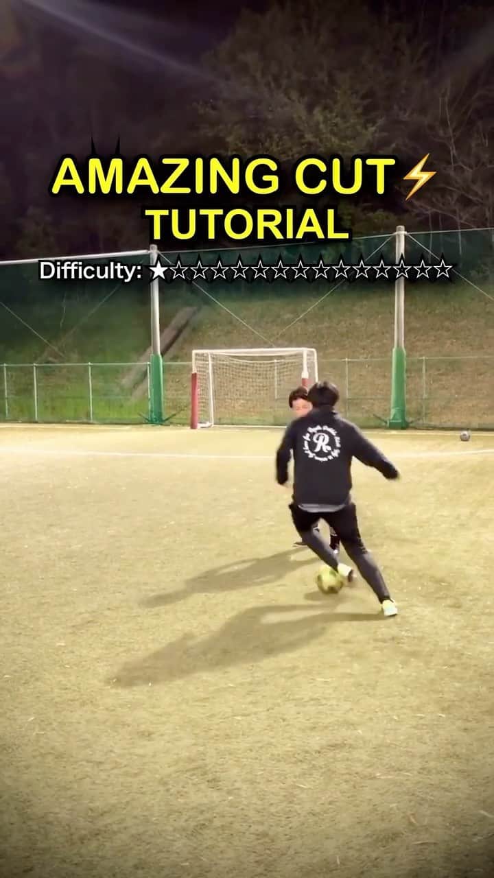 のインスタグラム：「LEARN THIS SKILL⚽️🔥 @monkoya13  #footballskills #soccerskills #soccer #fútbol #偽REGATEドリブル塾 #サッカー #フットサル」