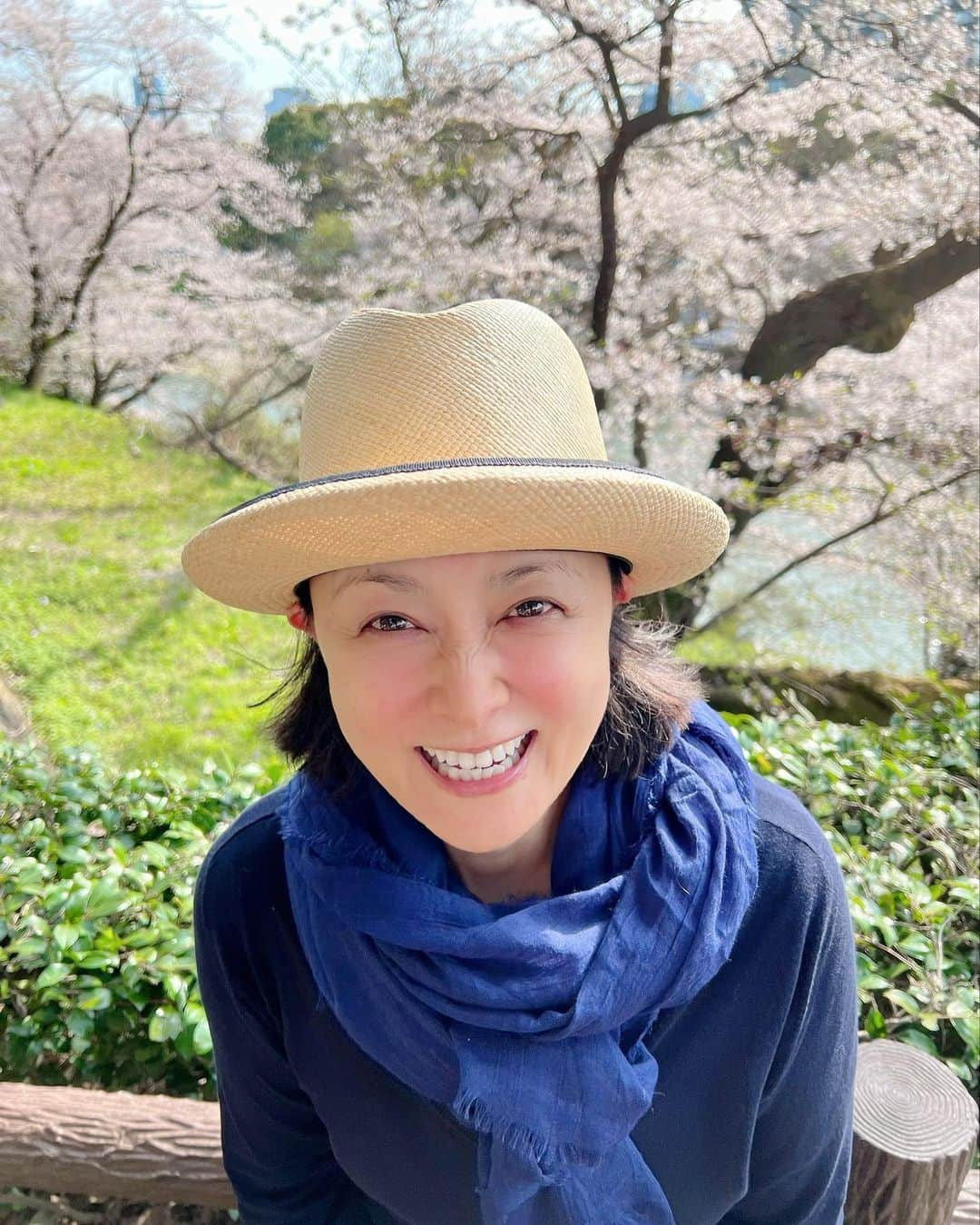 国生さゆりさんのインスタグラム写真 - (国生さゆりInstagram)「葉桜になった今日この頃、遅まきながら、お花見の写真です✨🌸✨桜に染まった素肌、今日も絶好調です✨🌸✨#素肌に自信 #絶好調 #美肌の秘訣 #お花見 #むぎわら帽子 #ちょこっと #早い #❔ #素顔#絶対に味方にしたい #国生さゆり」4月15日 19時24分 - sayurikokusho