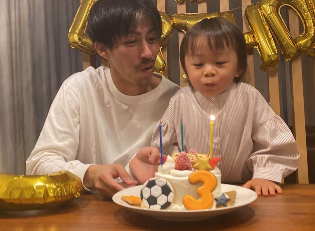 佐藤謙介さんのインスタグラム写真 - (佐藤謙介Instagram)「. 息子が3歳になりました。 横浜FCに在籍していた頃に産まれた子があっという間に3歳です。試合後にゆりかごをサポーターの方々と一緒にさせてもらったのが最近のことのようですが、あれから3年もたったのだと改めて実感しました。 今は山口で自然と触れ合いながら逞しく育っています！逞しすぎてなかなか大変ですが、息子と共に成長していけるようパパがんばります！  今週末、息子のためにもゴールして勝てるよう頑張ります！  応援よろしくお願いします😄  #息子 #3歳 #誕生日 #ケーキ #プレゼント #パパ #大変 #ママ #もっと大変 #感謝 #週末 #ゴール #勝利 #レノファ山口 #横浜fc」4月15日 20時01分 - ks080119