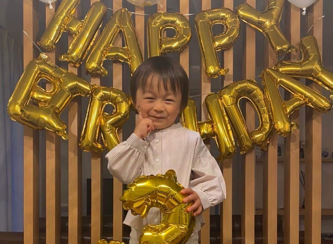 佐藤謙介さんのインスタグラム写真 - (佐藤謙介Instagram)「. 息子が3歳になりました。 横浜FCに在籍していた頃に産まれた子があっという間に3歳です。試合後にゆりかごをサポーターの方々と一緒にさせてもらったのが最近のことのようですが、あれから3年もたったのだと改めて実感しました。 今は山口で自然と触れ合いながら逞しく育っています！逞しすぎてなかなか大変ですが、息子と共に成長していけるようパパがんばります！  今週末、息子のためにもゴールして勝てるよう頑張ります！  応援よろしくお願いします😄  #息子 #3歳 #誕生日 #ケーキ #プレゼント #パパ #大変 #ママ #もっと大変 #感謝 #週末 #ゴール #勝利 #レノファ山口 #横浜fc」4月15日 20時01分 - ks080119