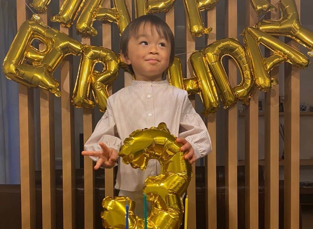 佐藤謙介さんのインスタグラム写真 - (佐藤謙介Instagram)「. 息子が3歳になりました。 横浜FCに在籍していた頃に産まれた子があっという間に3歳です。試合後にゆりかごをサポーターの方々と一緒にさせてもらったのが最近のことのようですが、あれから3年もたったのだと改めて実感しました。 今は山口で自然と触れ合いながら逞しく育っています！逞しすぎてなかなか大変ですが、息子と共に成長していけるようパパがんばります！  今週末、息子のためにもゴールして勝てるよう頑張ります！  応援よろしくお願いします😄  #息子 #3歳 #誕生日 #ケーキ #プレゼント #パパ #大変 #ママ #もっと大変 #感謝 #週末 #ゴール #勝利 #レノファ山口 #横浜fc」4月15日 20時01分 - ks080119