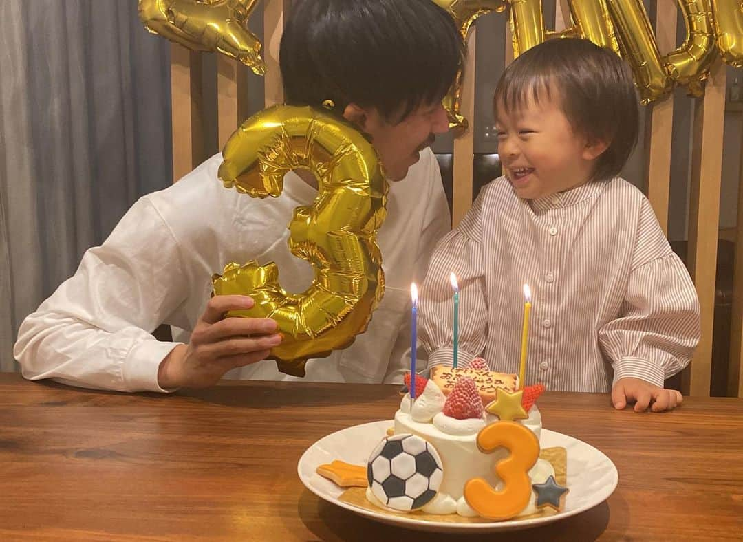 佐藤謙介のインスタグラム：「. 息子が3歳になりました。 横浜FCに在籍していた頃に産まれた子があっという間に3歳です。試合後にゆりかごをサポーターの方々と一緒にさせてもらったのが最近のことのようですが、あれから3年もたったのだと改めて実感しました。 今は山口で自然と触れ合いながら逞しく育っています！逞しすぎてなかなか大変ですが、息子と共に成長していけるようパパがんばります！  今週末、息子のためにもゴールして勝てるよう頑張ります！  応援よろしくお願いします😄  #息子 #3歳 #誕生日 #ケーキ #プレゼント #パパ #大変 #ママ #もっと大変 #感謝 #週末 #ゴール #勝利 #レノファ山口 #横浜fc」