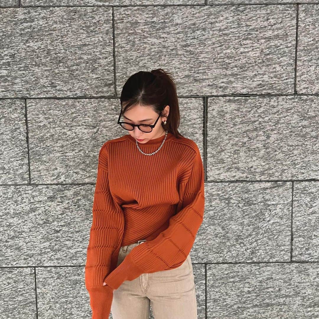 佐山彩香のインスタグラム：「急に寒くなったのでニット🧶 デザインが可愛い♡  寒暖差にやられる🥶 皆さんも風邪引かないように あったかくしてね。  @amail_official @amail_cheers」