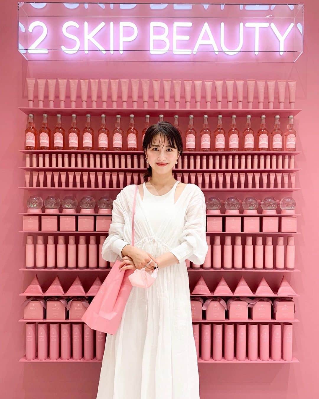 のインスタグラム：「HACCIのPOPUPSHOPにお邪魔しましたー🐝💕 どの商品も大好きなHACCIからスキンケアが増えてました😍 酵素洗顔が新宿伊勢丹でだけ先行販売してるみたいです！！ 帰ったらすぐに使うぞー嬉しー😍💕 そしてそして私がすごく気になっていたフラーレンの入った日焼け止めミスト！！最近抗酸化が大事だと知ったので、これはしっかり使っていきたい！！！✨✨ 子供と一緒に使えるよと教えていただきました！！毎日持ち歩きます🥺🥺👏 どれもこれも魅力的な商品でした💕 帰りにもう一回チラッと寄ったら @hacci1912 さんに会えました！！寄ってよかった！！嬉しい🥺🥺 とっても気さくな方だった✨✨ また会えますように☺️ #HACCI#POPUPSHOP#伊勢丹新宿店#HONEYbyHACCI#PINK」